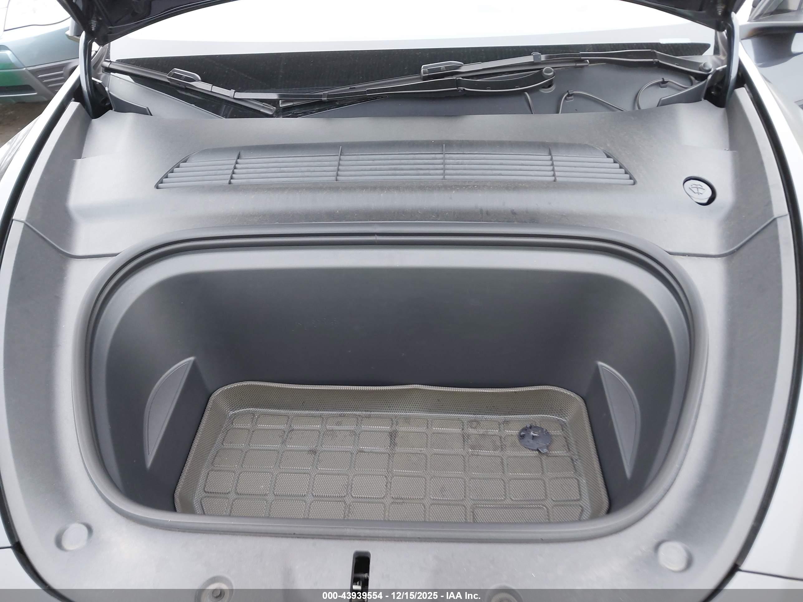 TESLA MODEL image 10