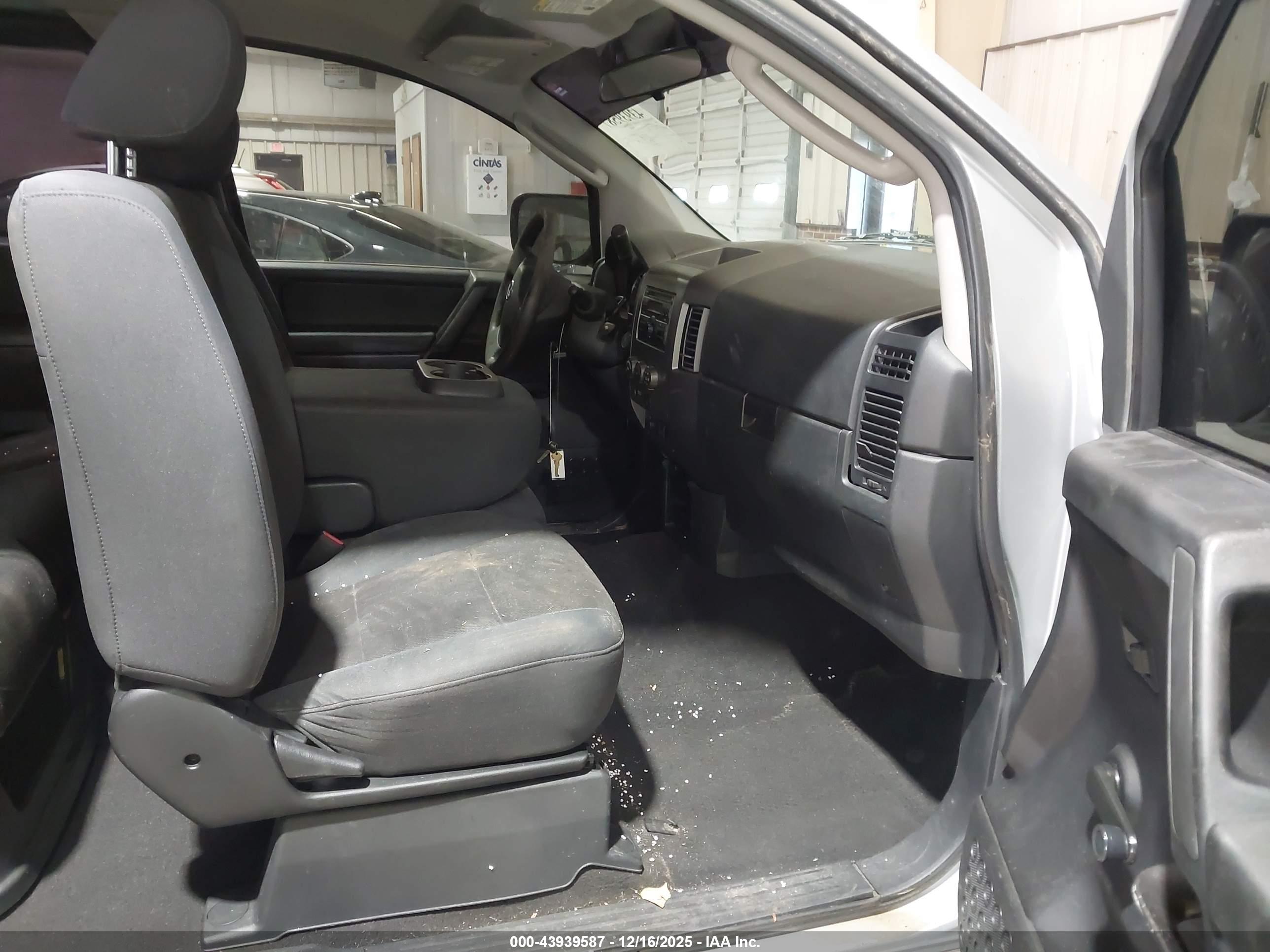 NISSAN TITAN image 5