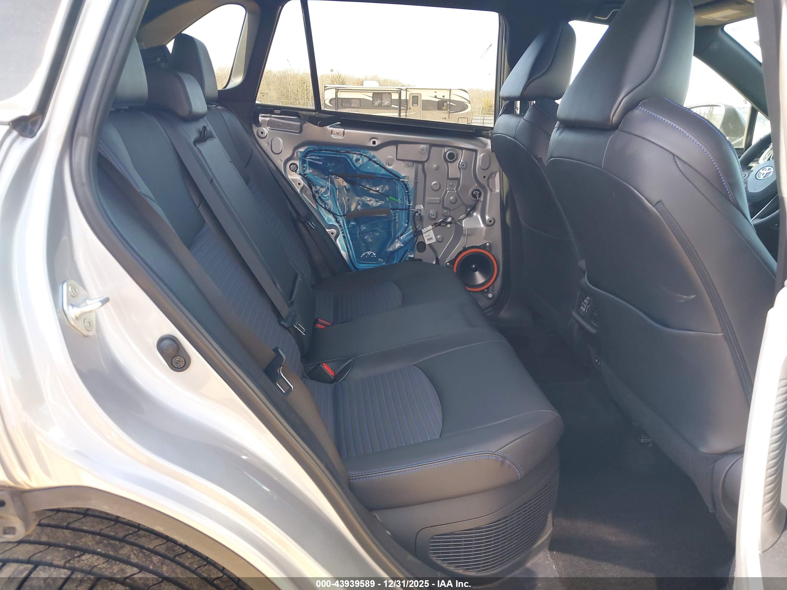 TOYOTA RAV4 image 8