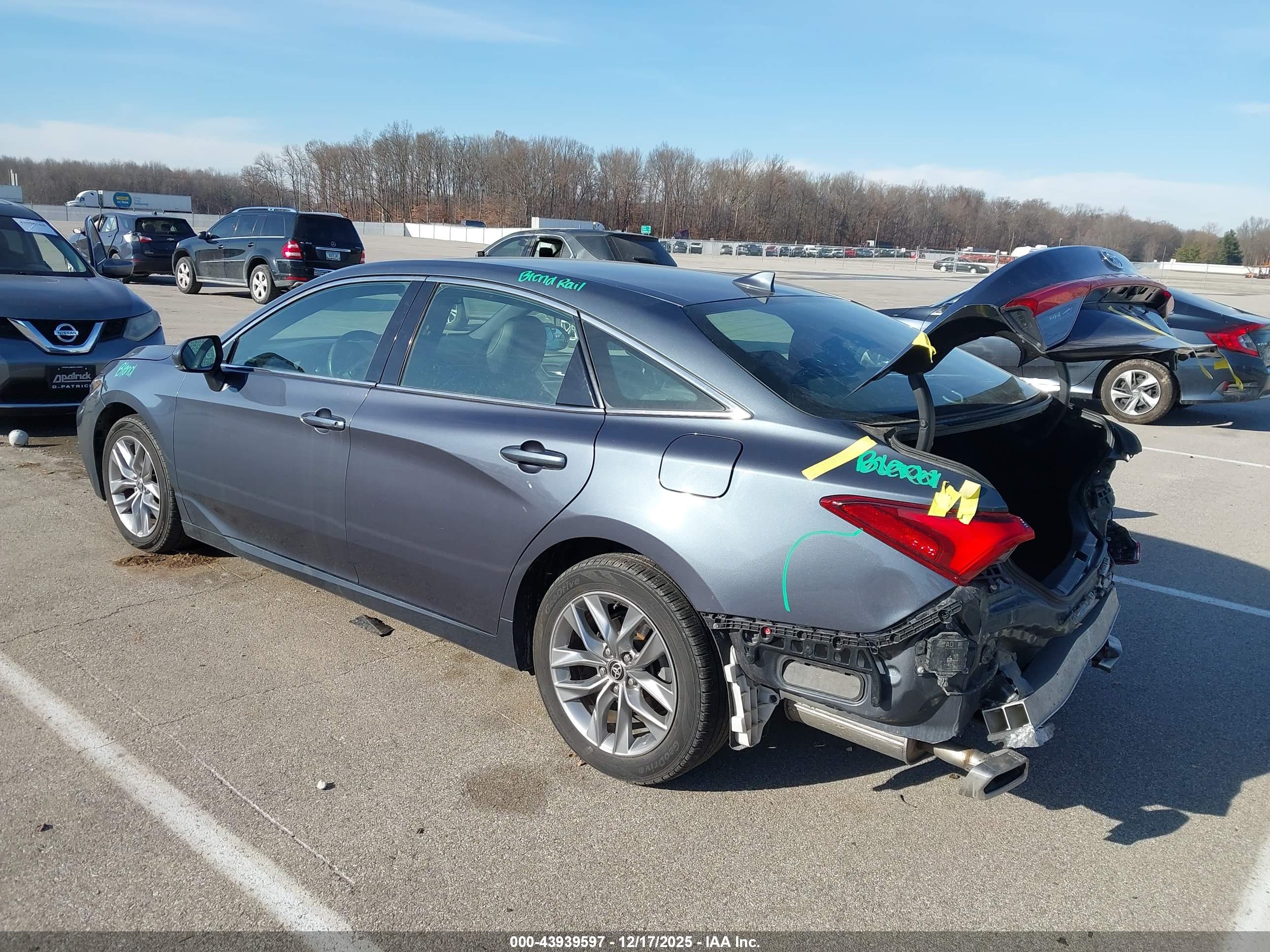TOYOTA AVALON image 3