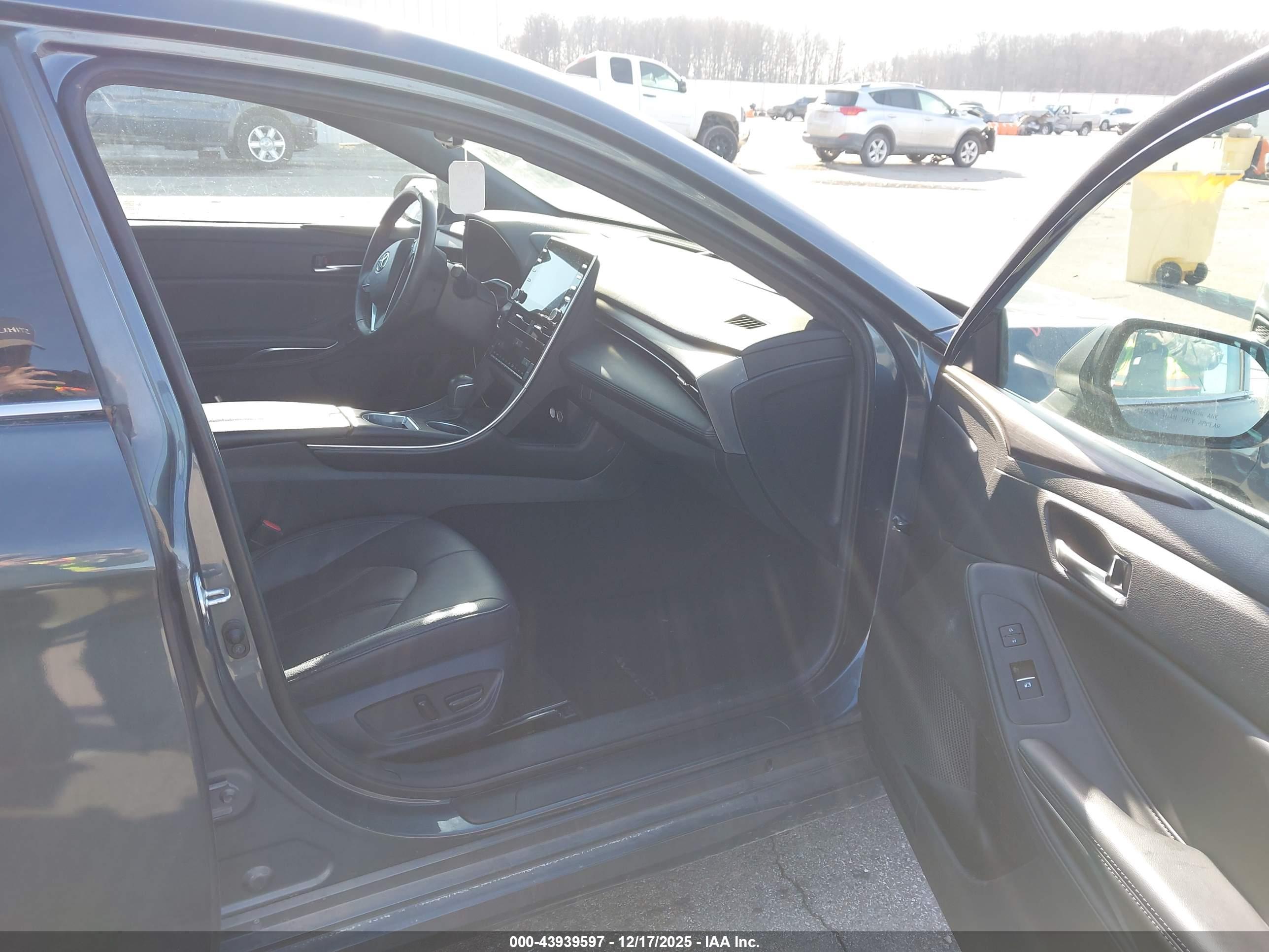 TOYOTA AVALON image 5
