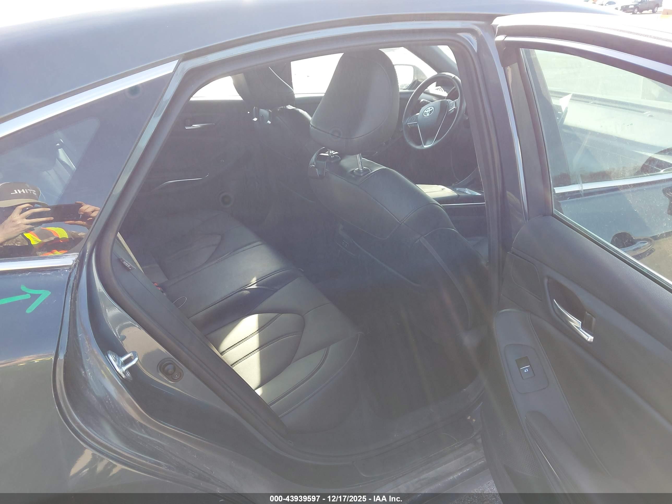 TOYOTA AVALON image 8
