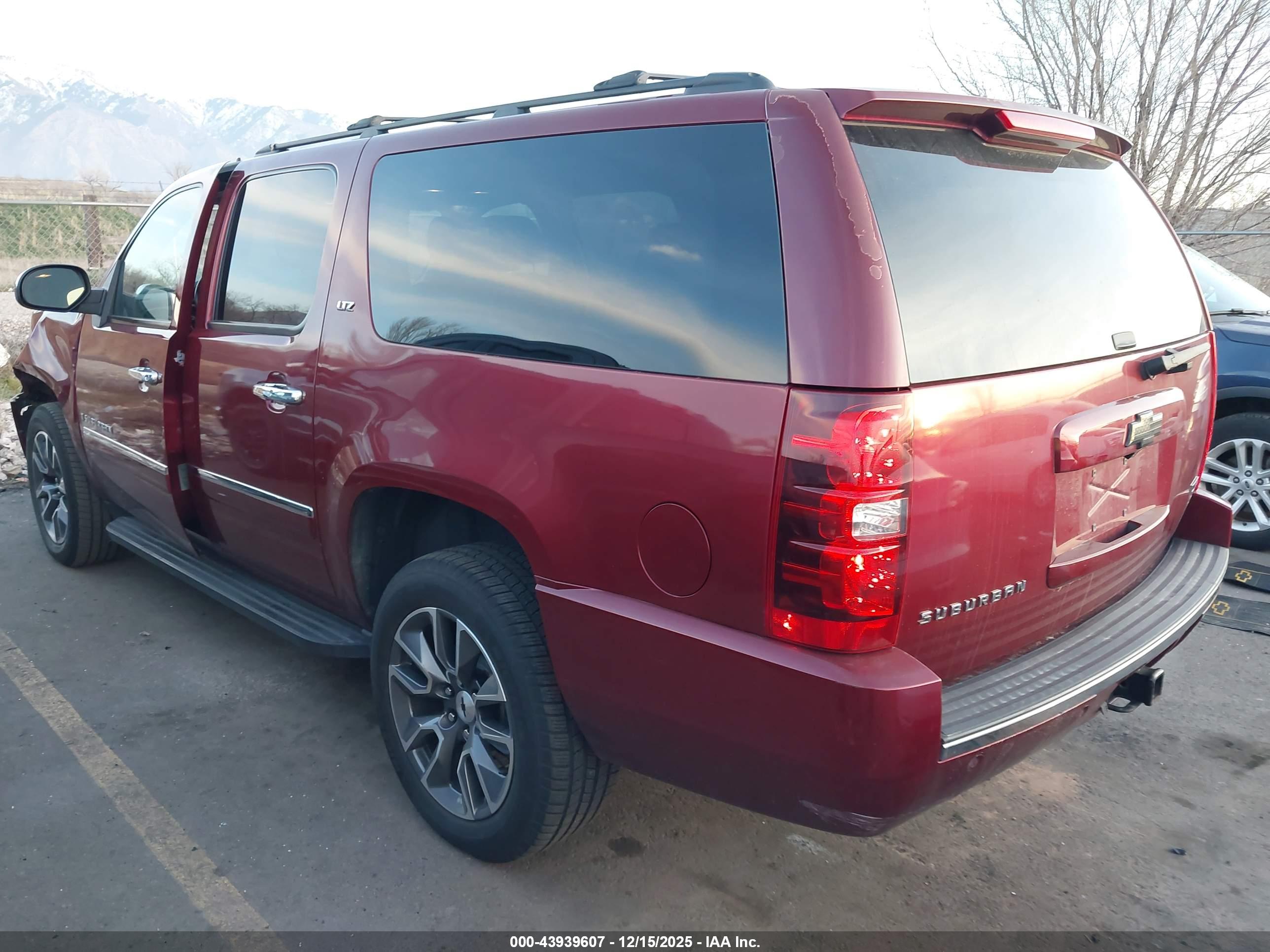 CHEVROLET SUBURBAN image 3