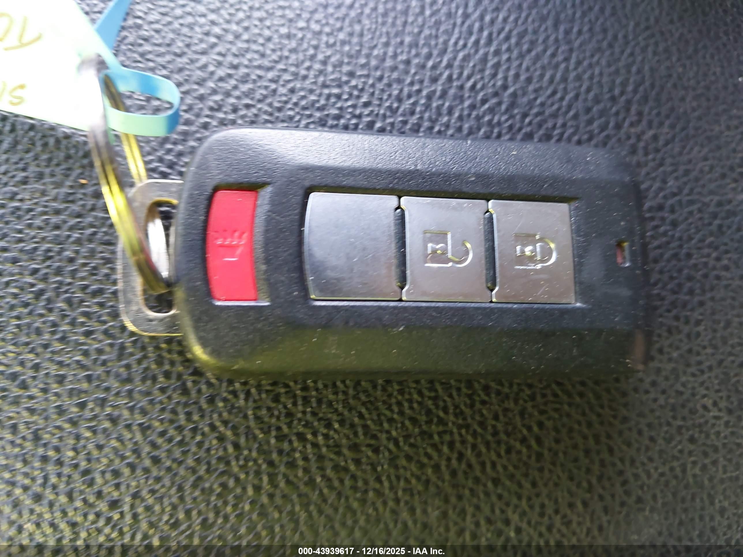 MITSUBISHI OUTLANDER image 11