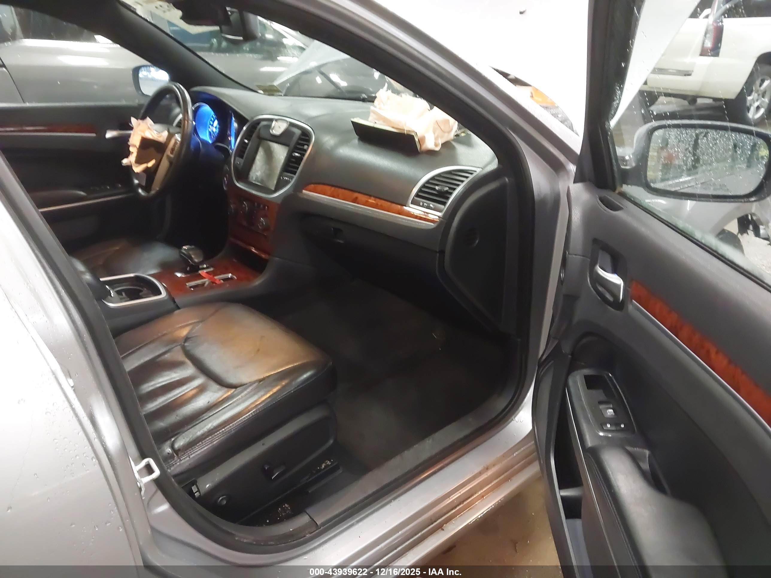 CHRYSLER 300 image 5