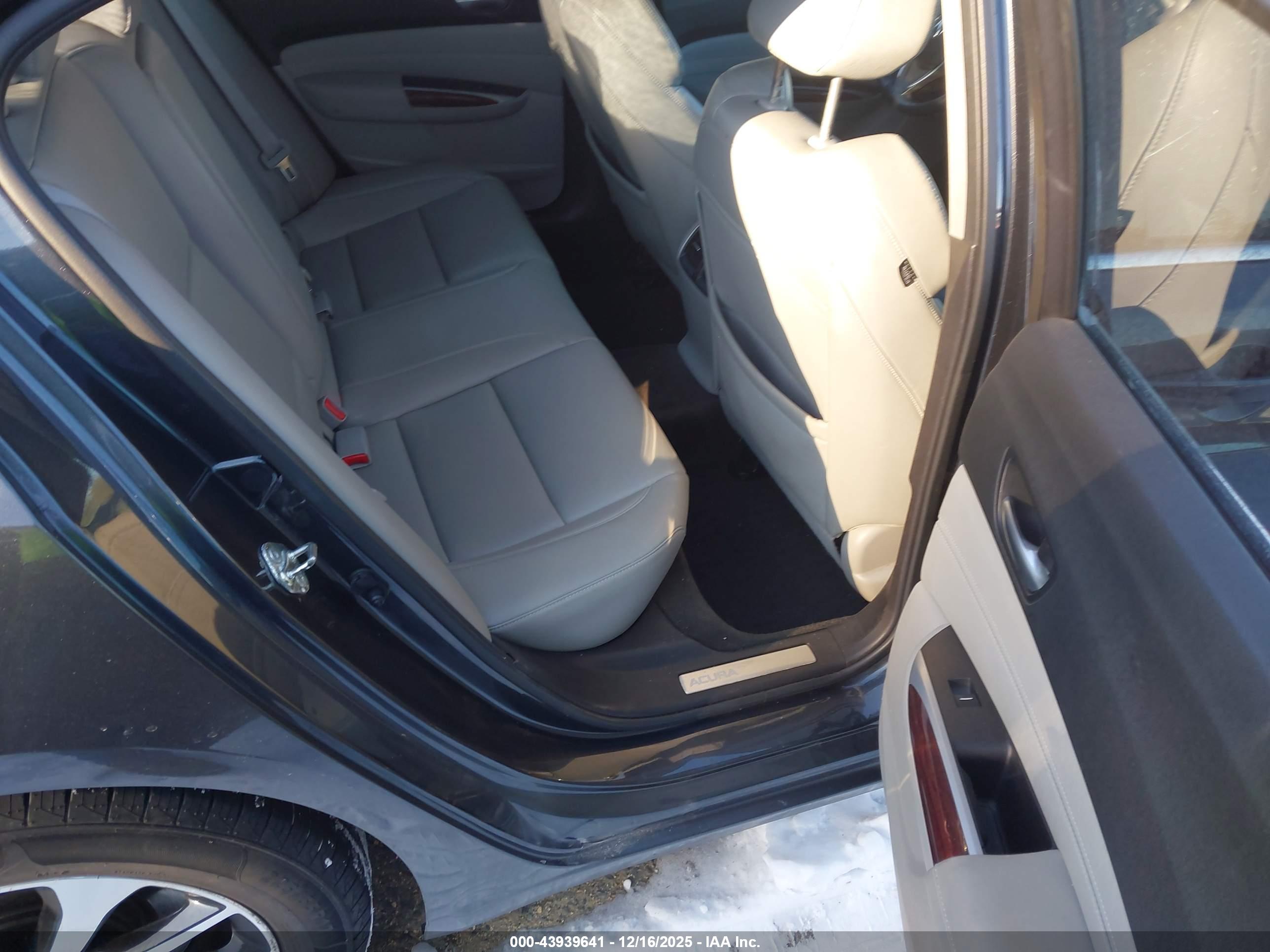 ACURA TLX image 8