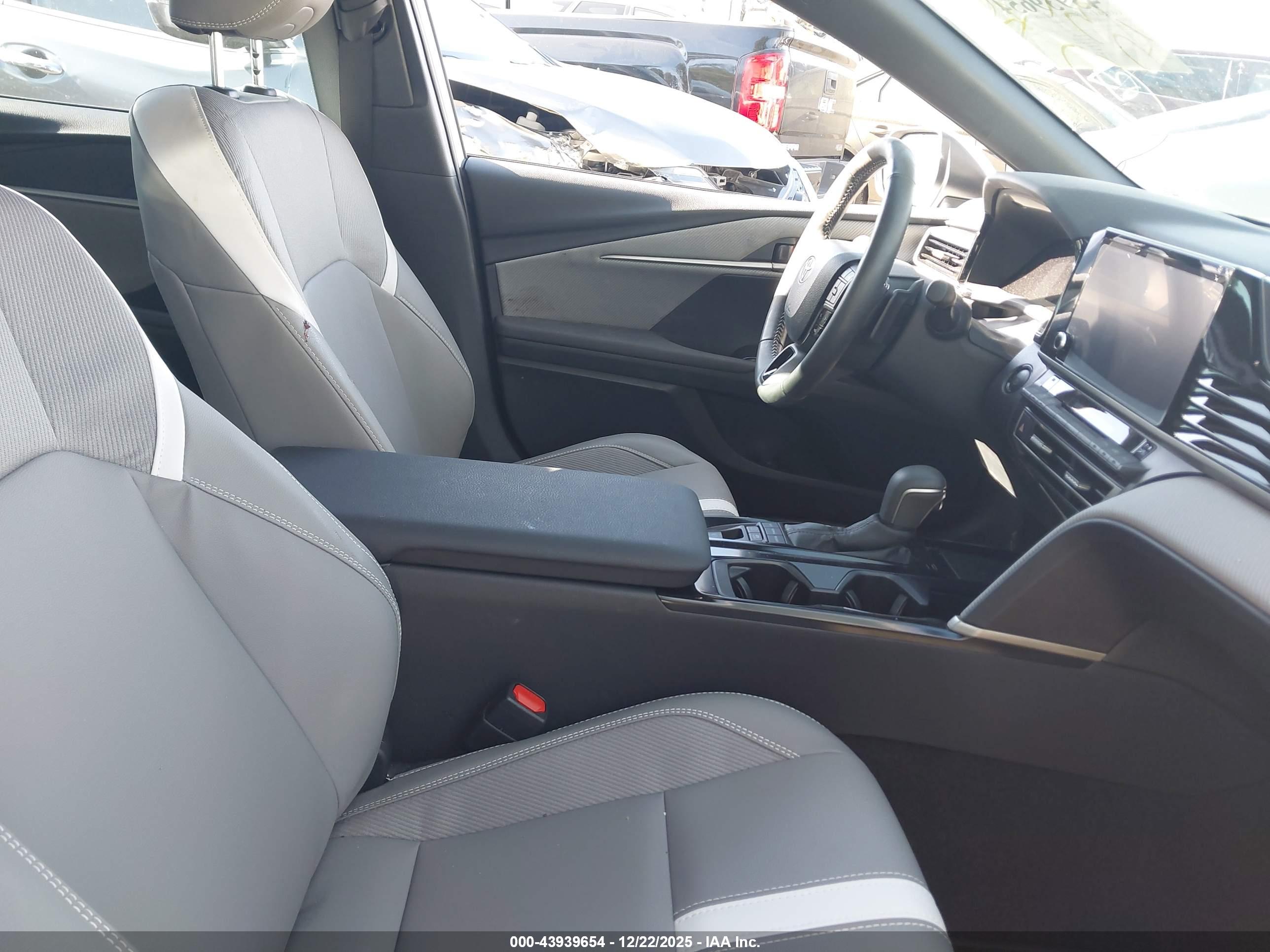 TOYOTA CAMRY image 5