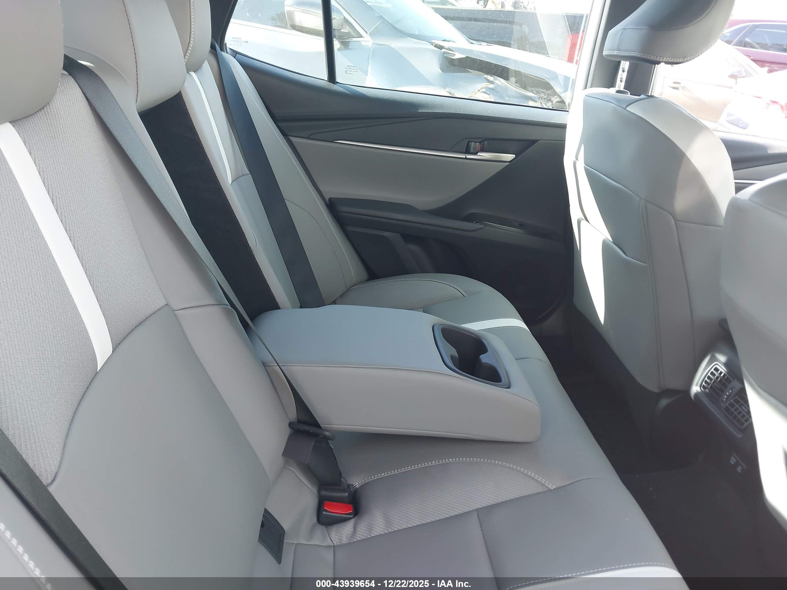 TOYOTA CAMRY image 8