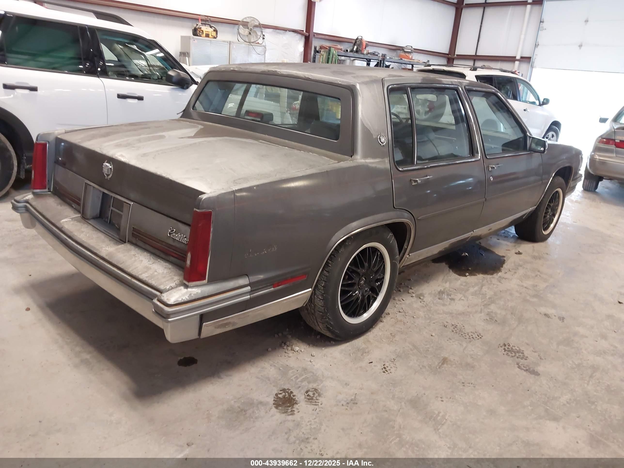 CADILLAC DEVILLE image 4