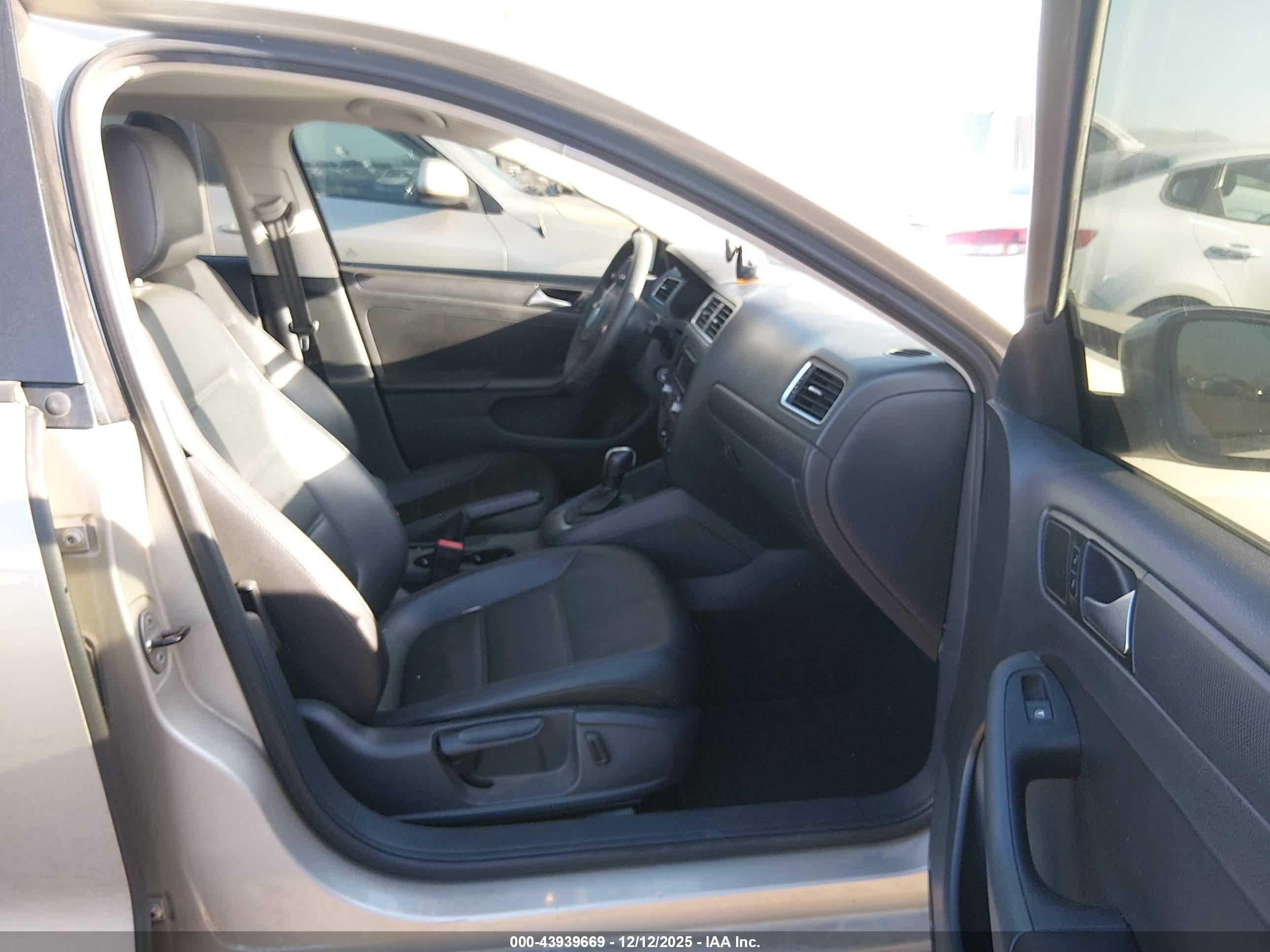 VOLKSWAGEN JETTA image 5