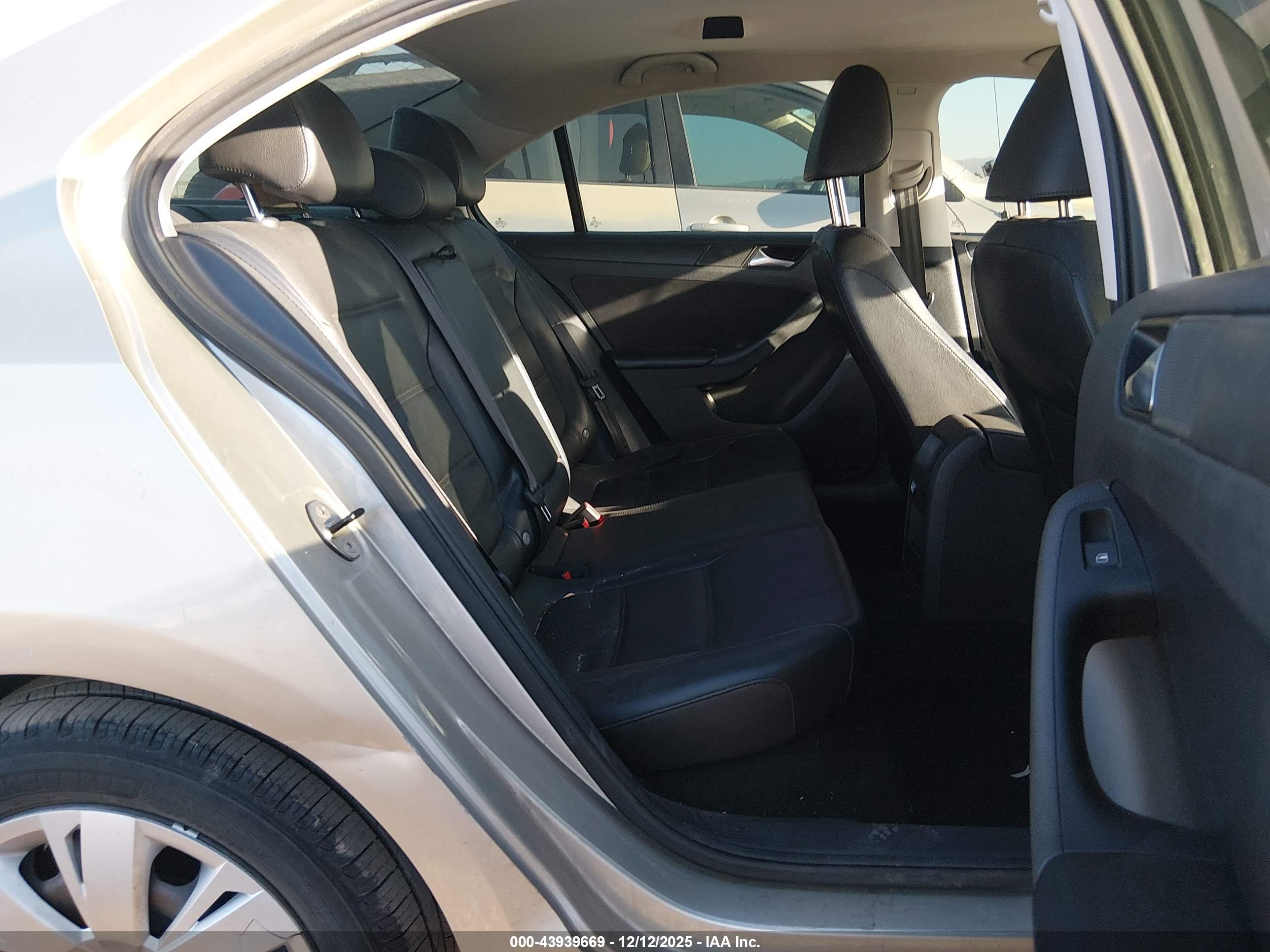 VOLKSWAGEN JETTA image 8