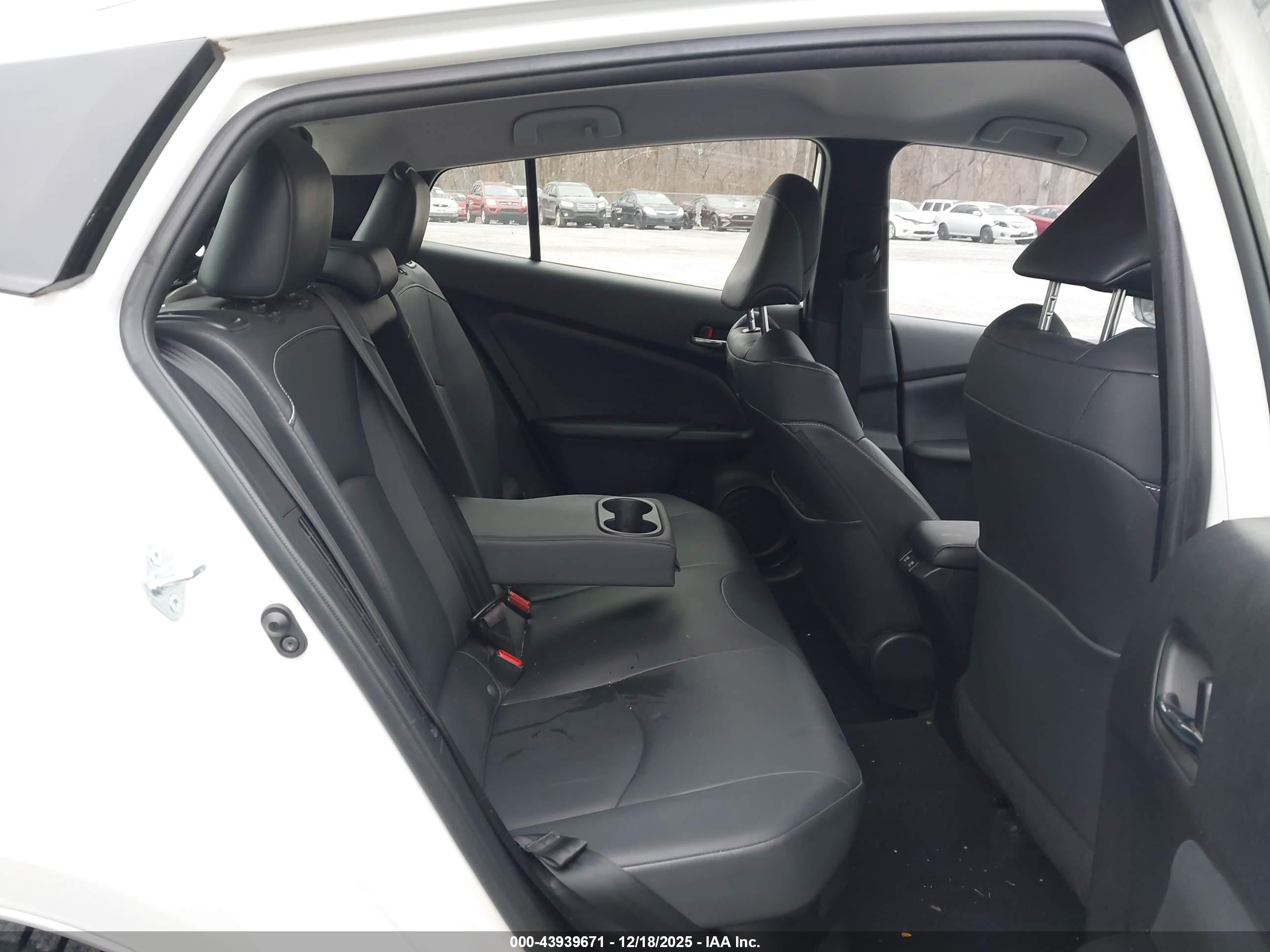 TOYOTA PRIUS image 8