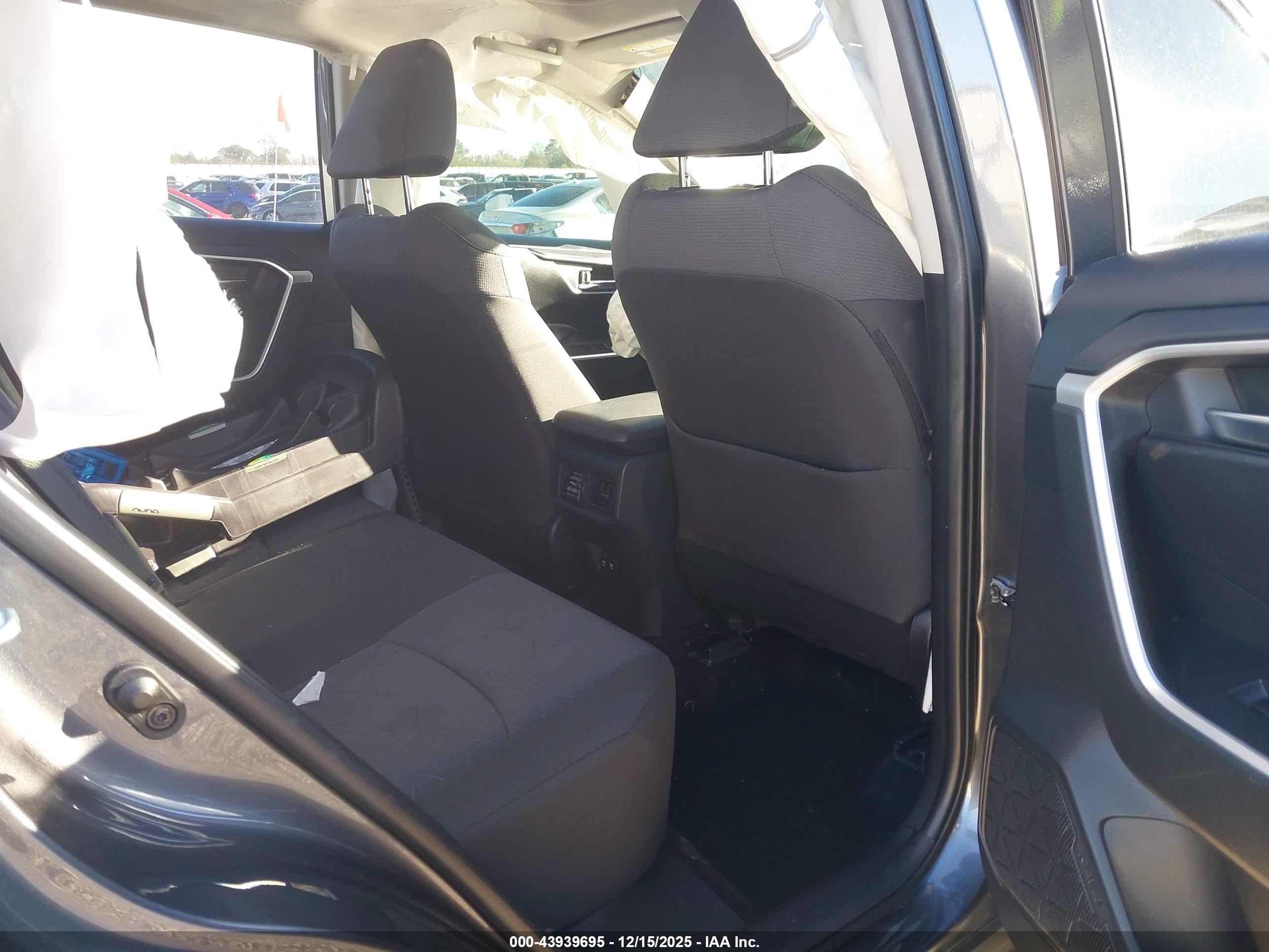 TOYOTA RAV4 image 8