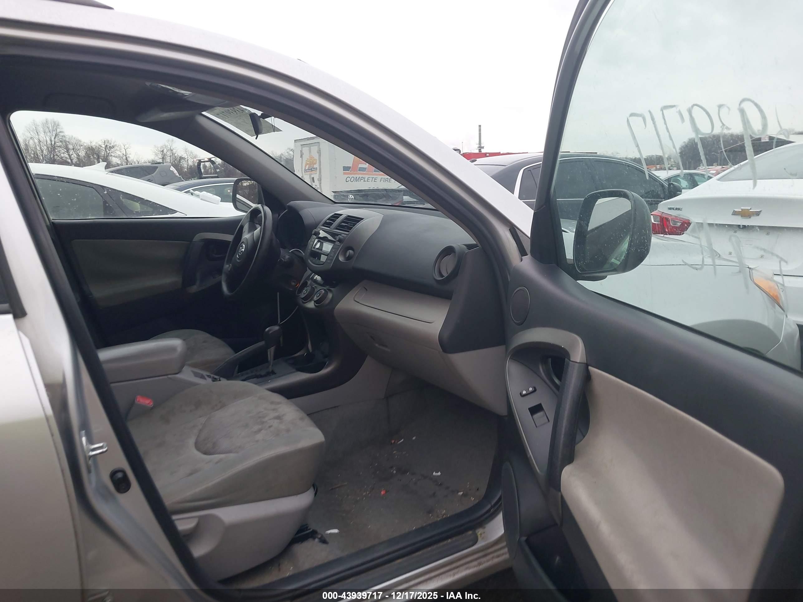 TOYOTA RAV4 image 5
