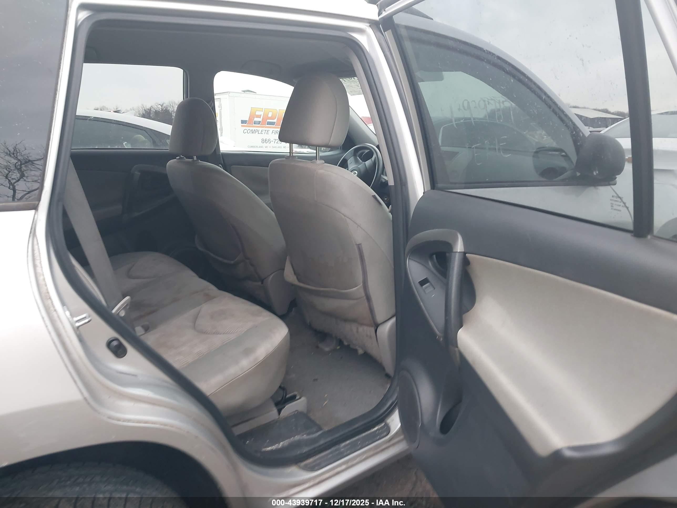 TOYOTA RAV4 image 8