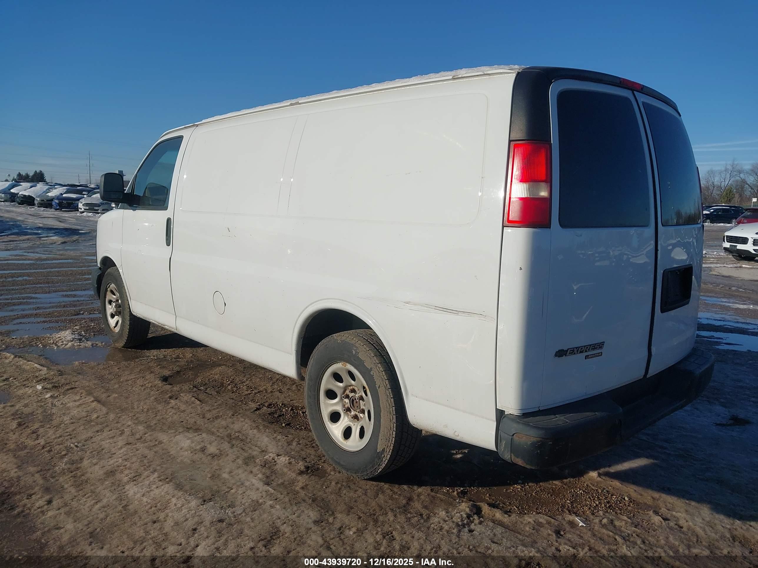 CHEVROLET EXPRESS image 3
