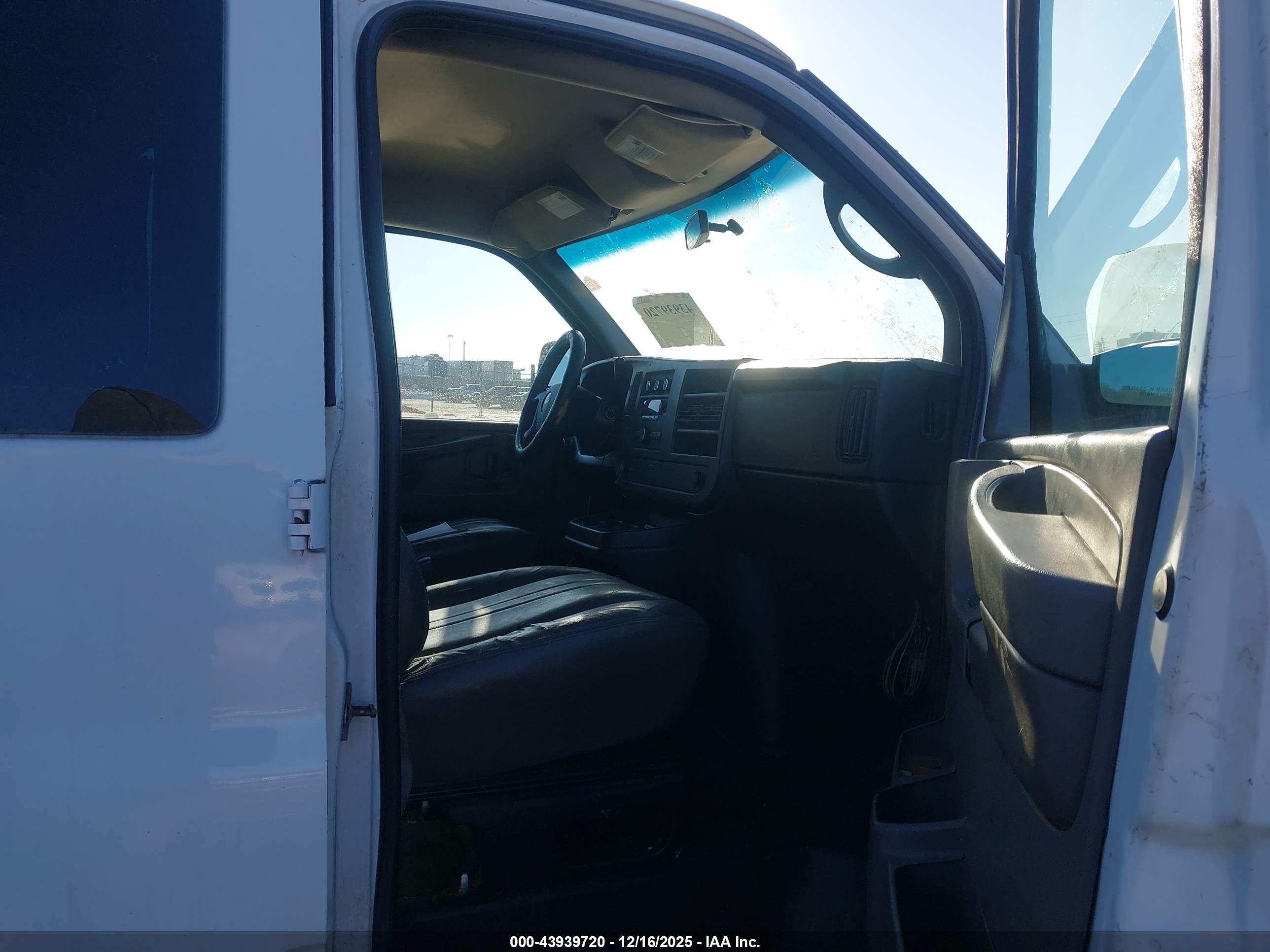 CHEVROLET EXPRESS image 5