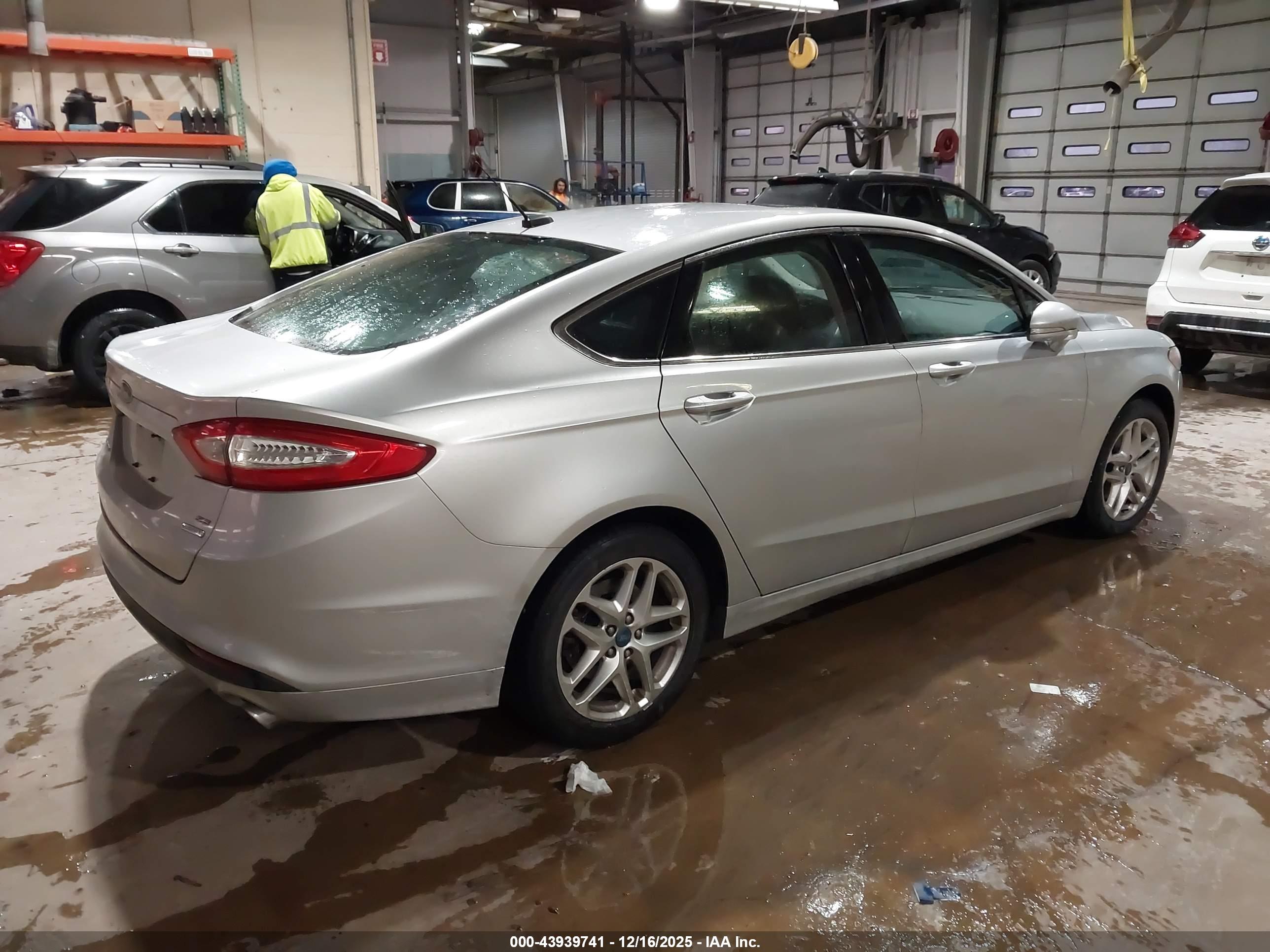 FORD FUSION image 4