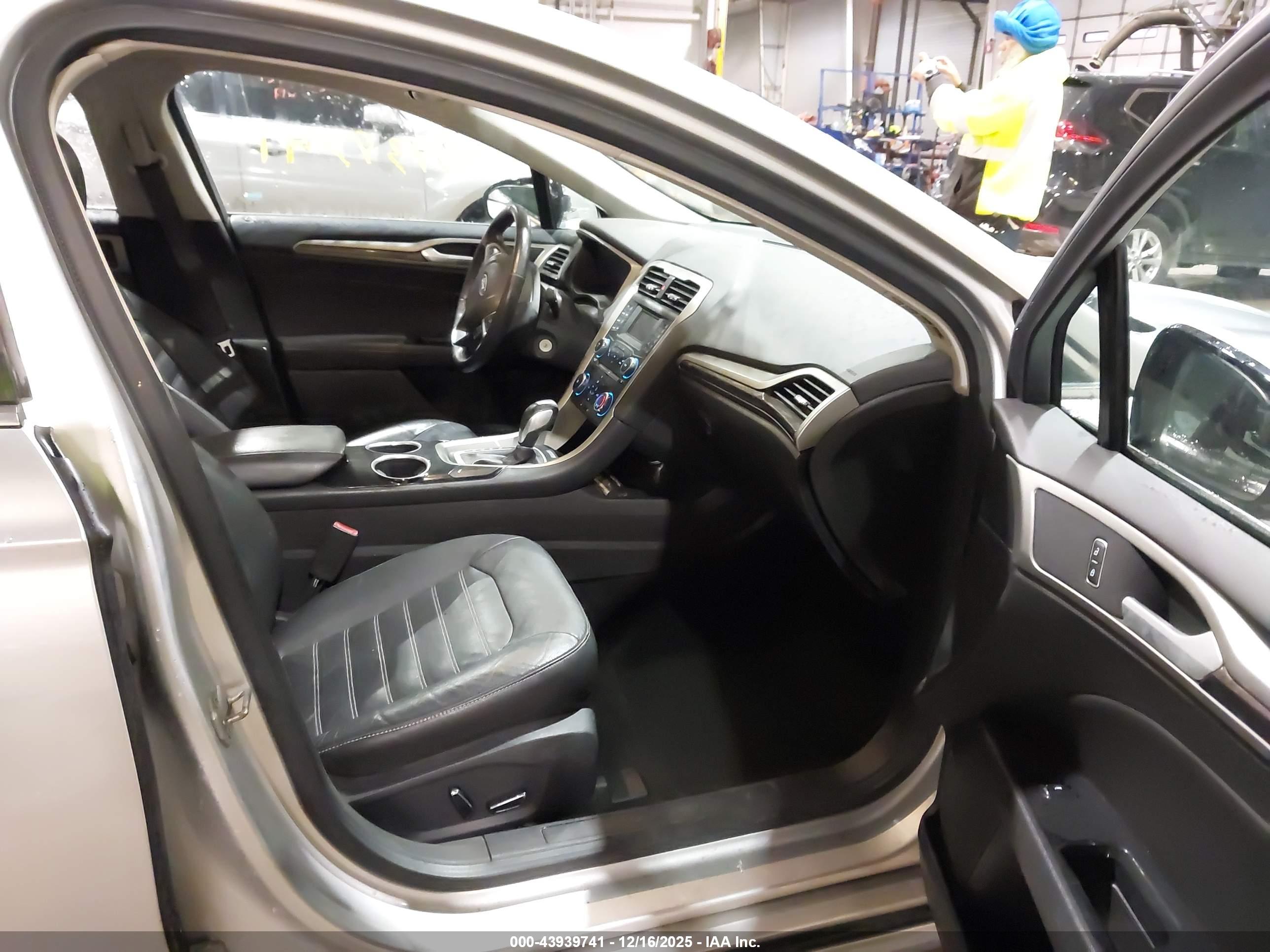 FORD FUSION image 5