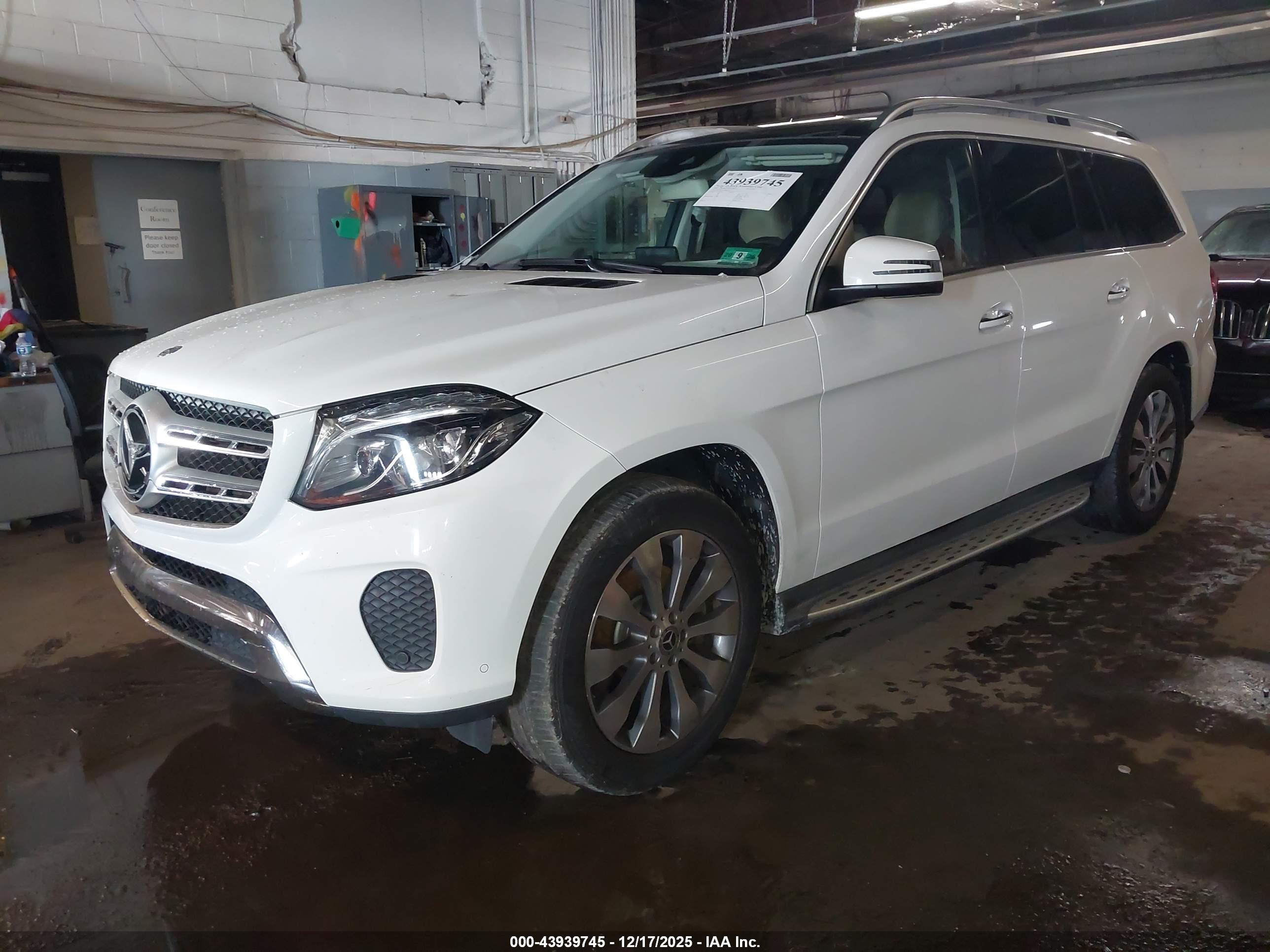 MERCEDES-BENZ GLS image 2