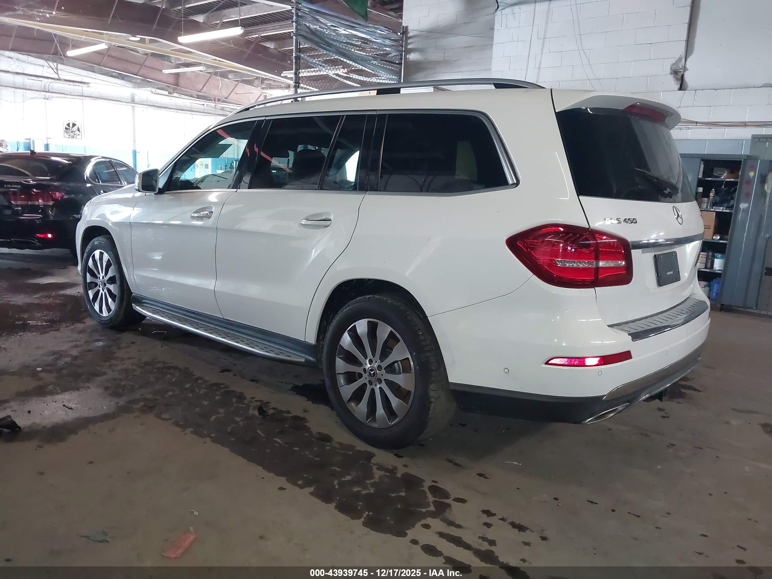 MERCEDES-BENZ GLS image 3