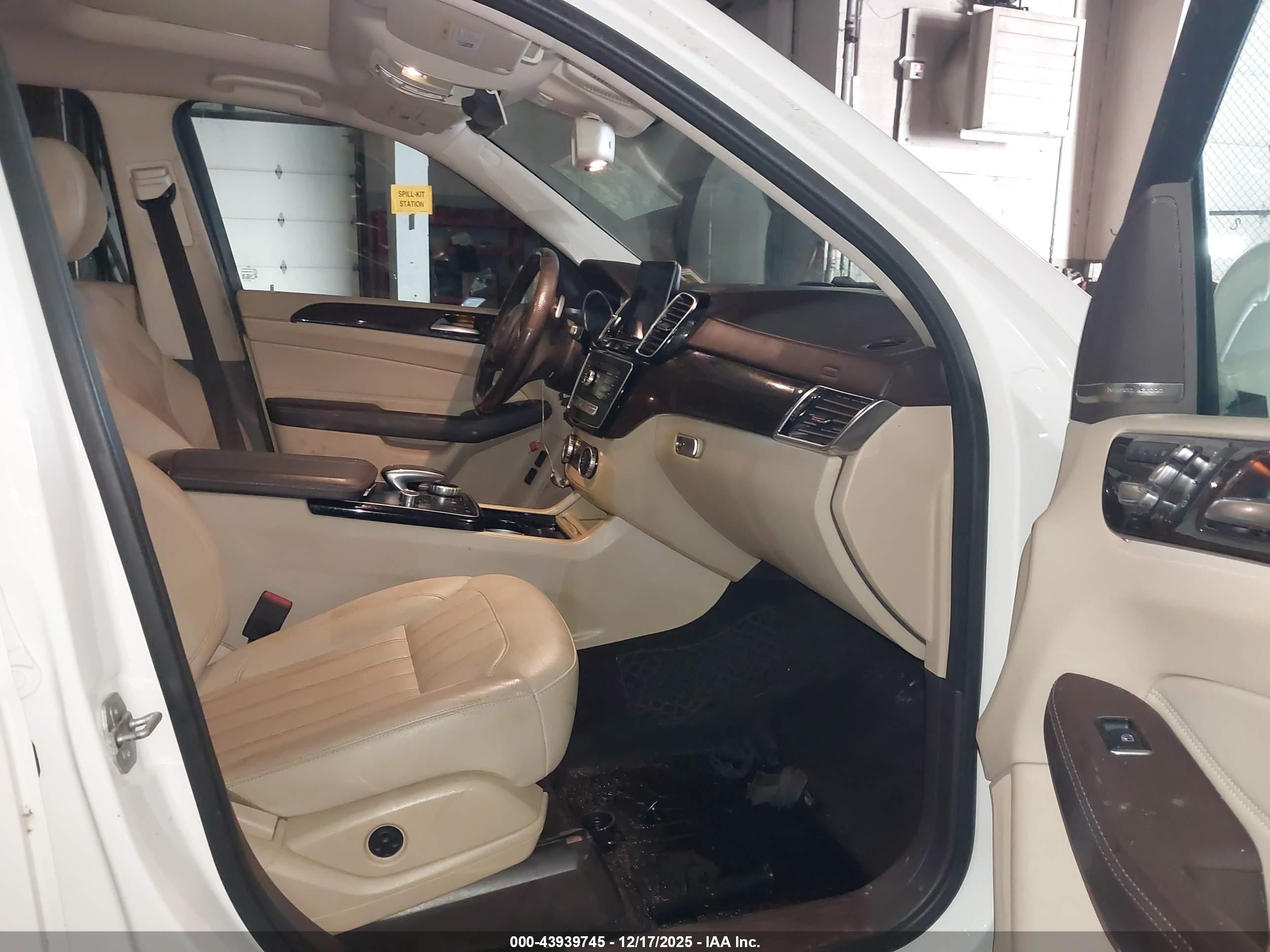 MERCEDES-BENZ GLS image 5