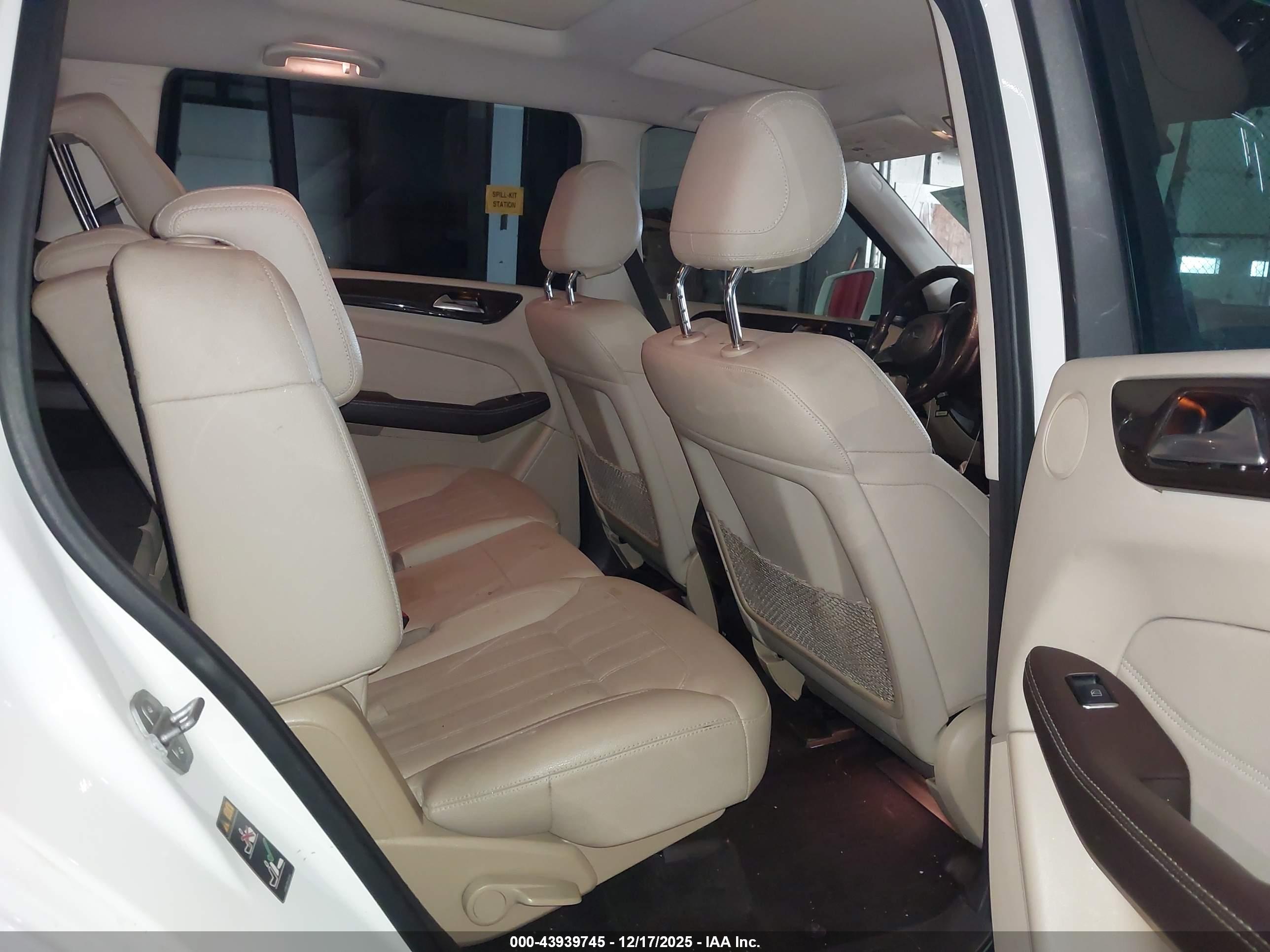 MERCEDES-BENZ GLS image 8