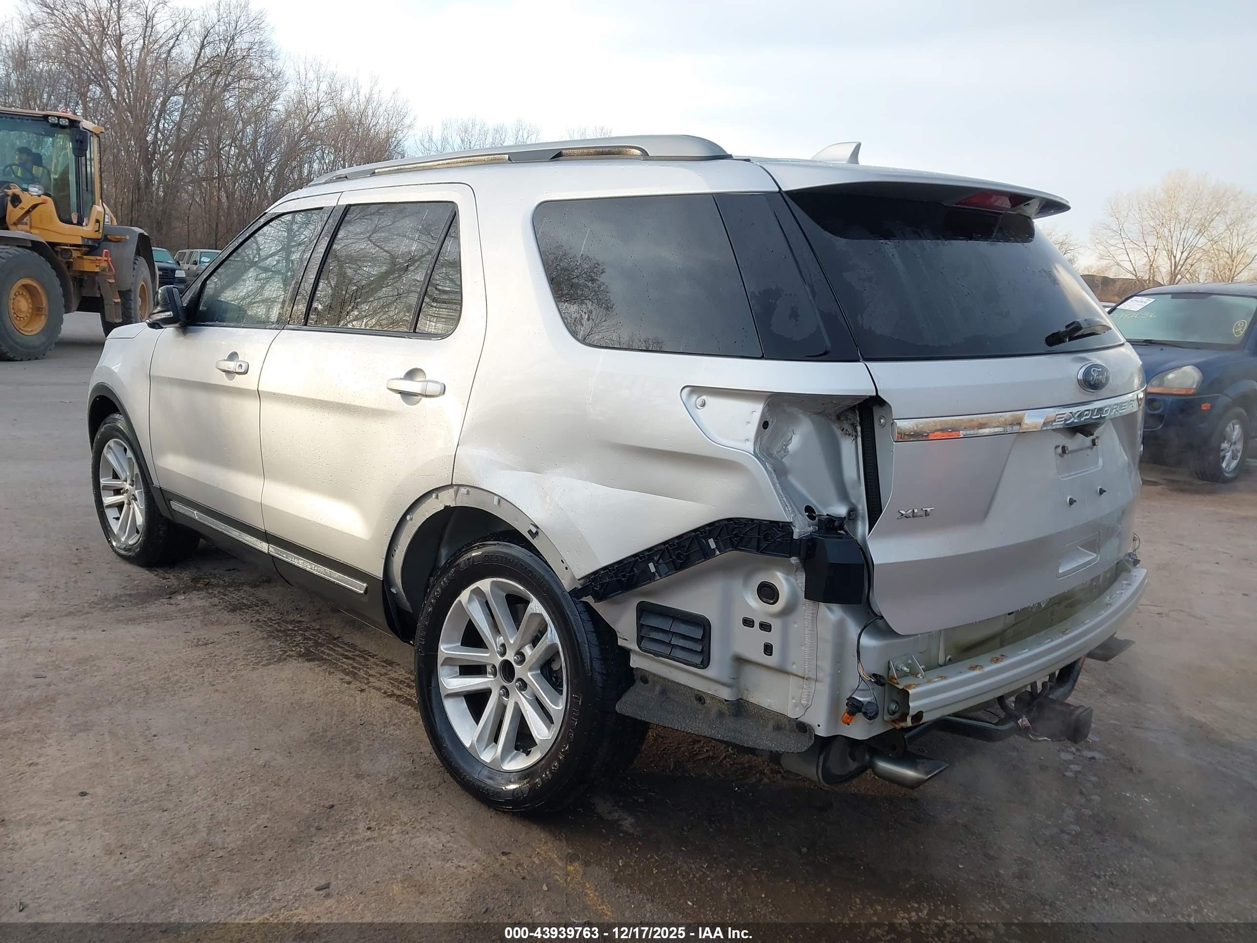 FORD EXPLORER image 3
