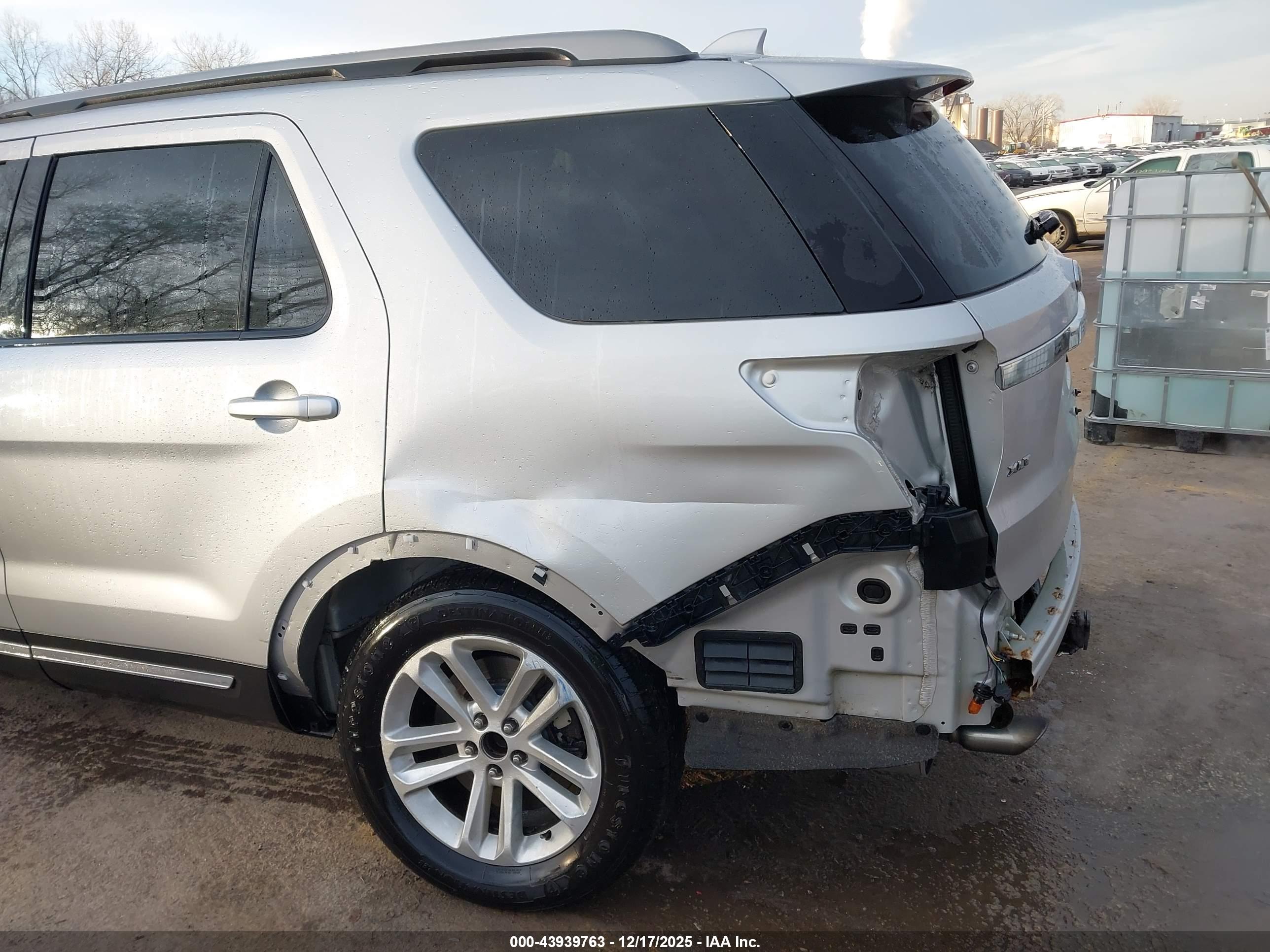 FORD EXPLORER image 6