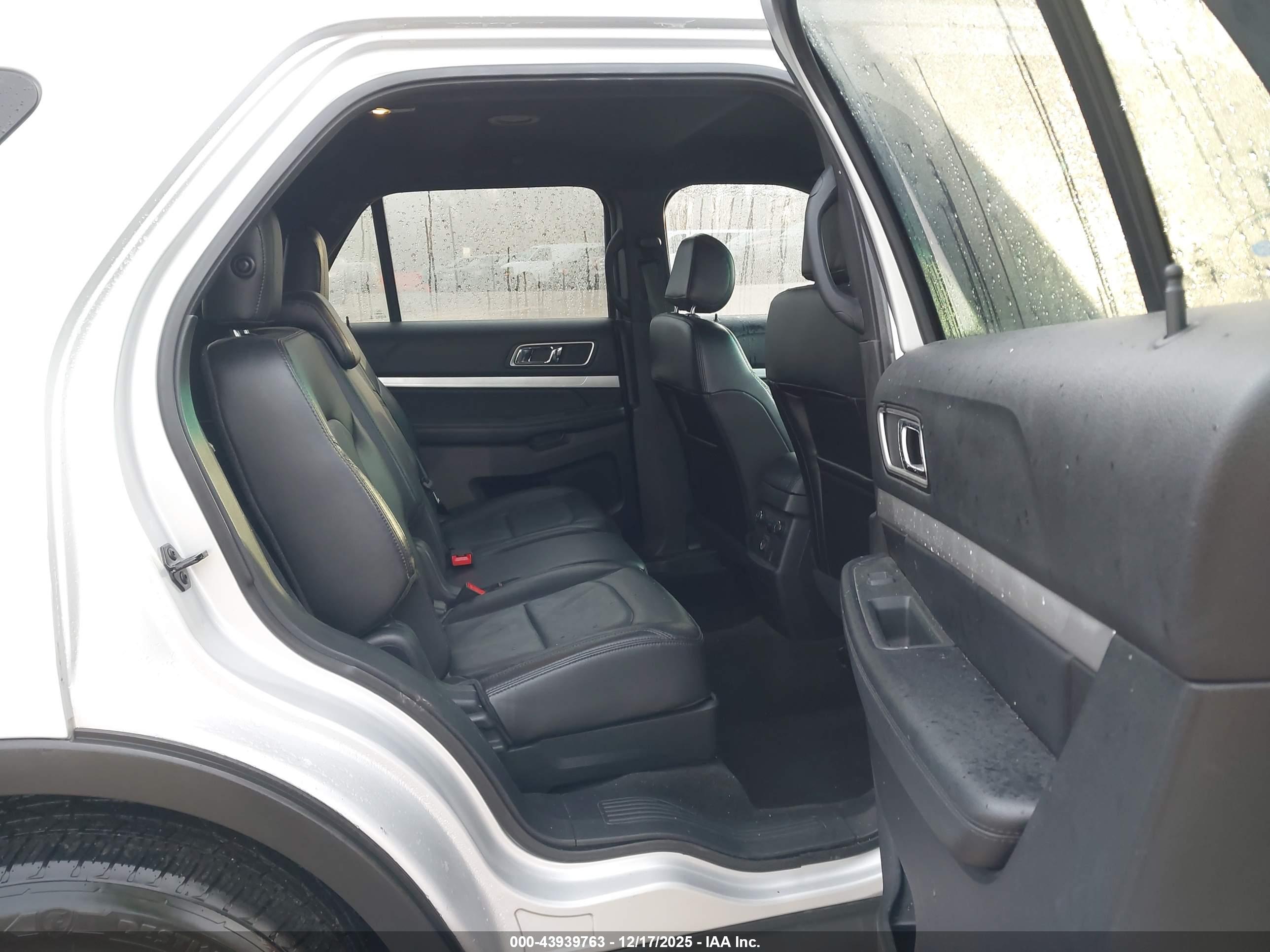 FORD EXPLORER image 8