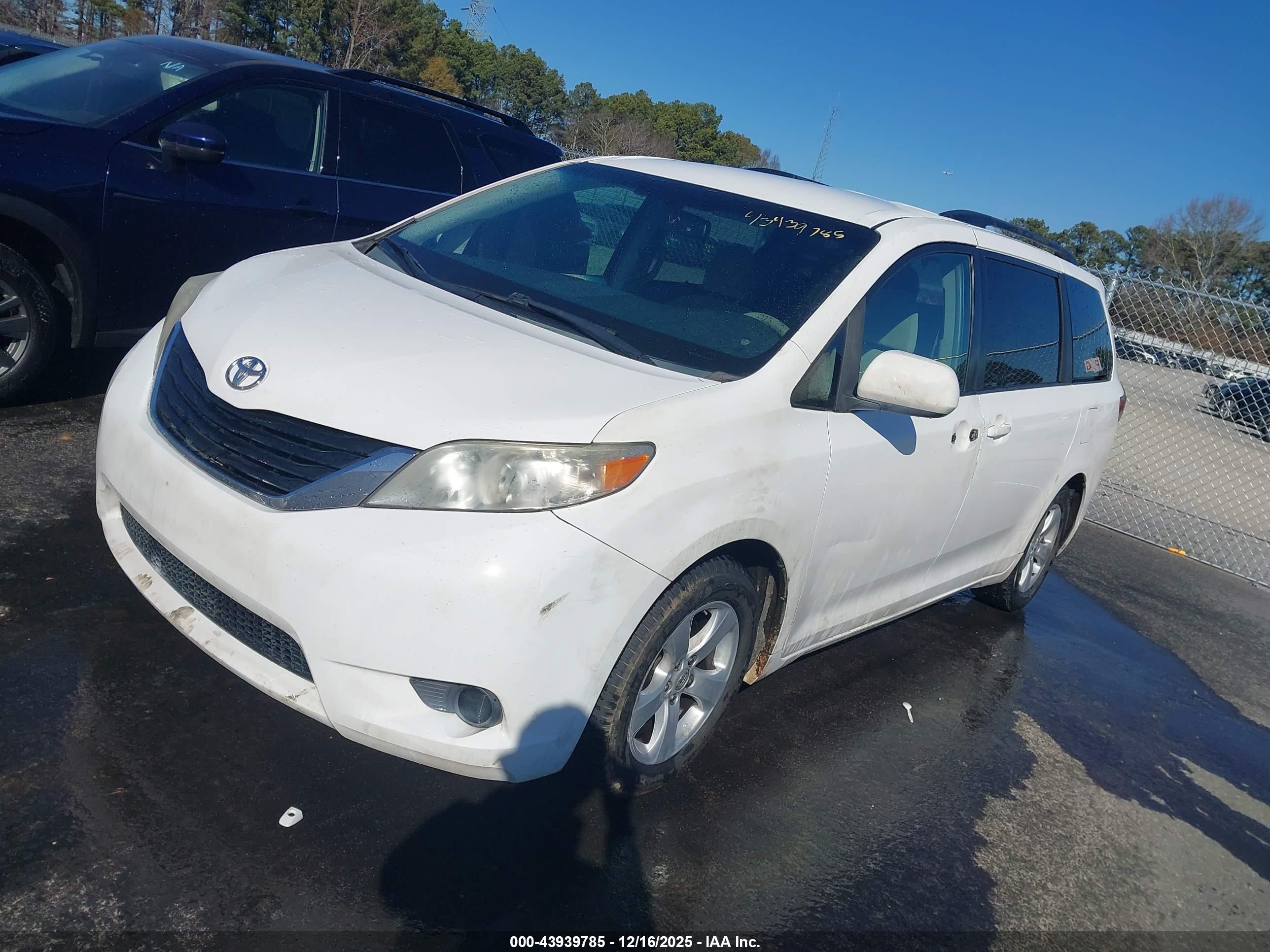 TOYOTA SIENNA image 2