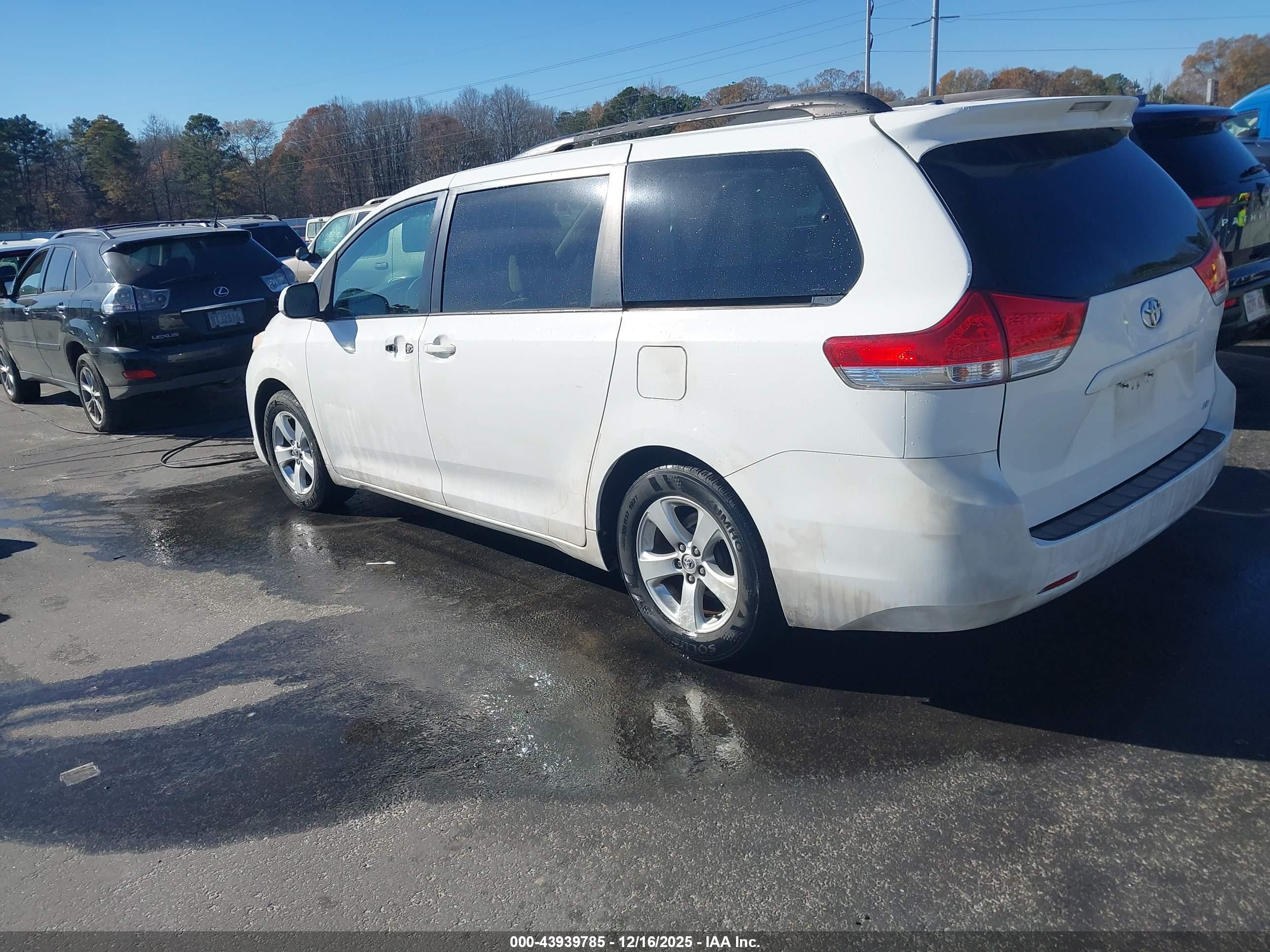 TOYOTA SIENNA image 3