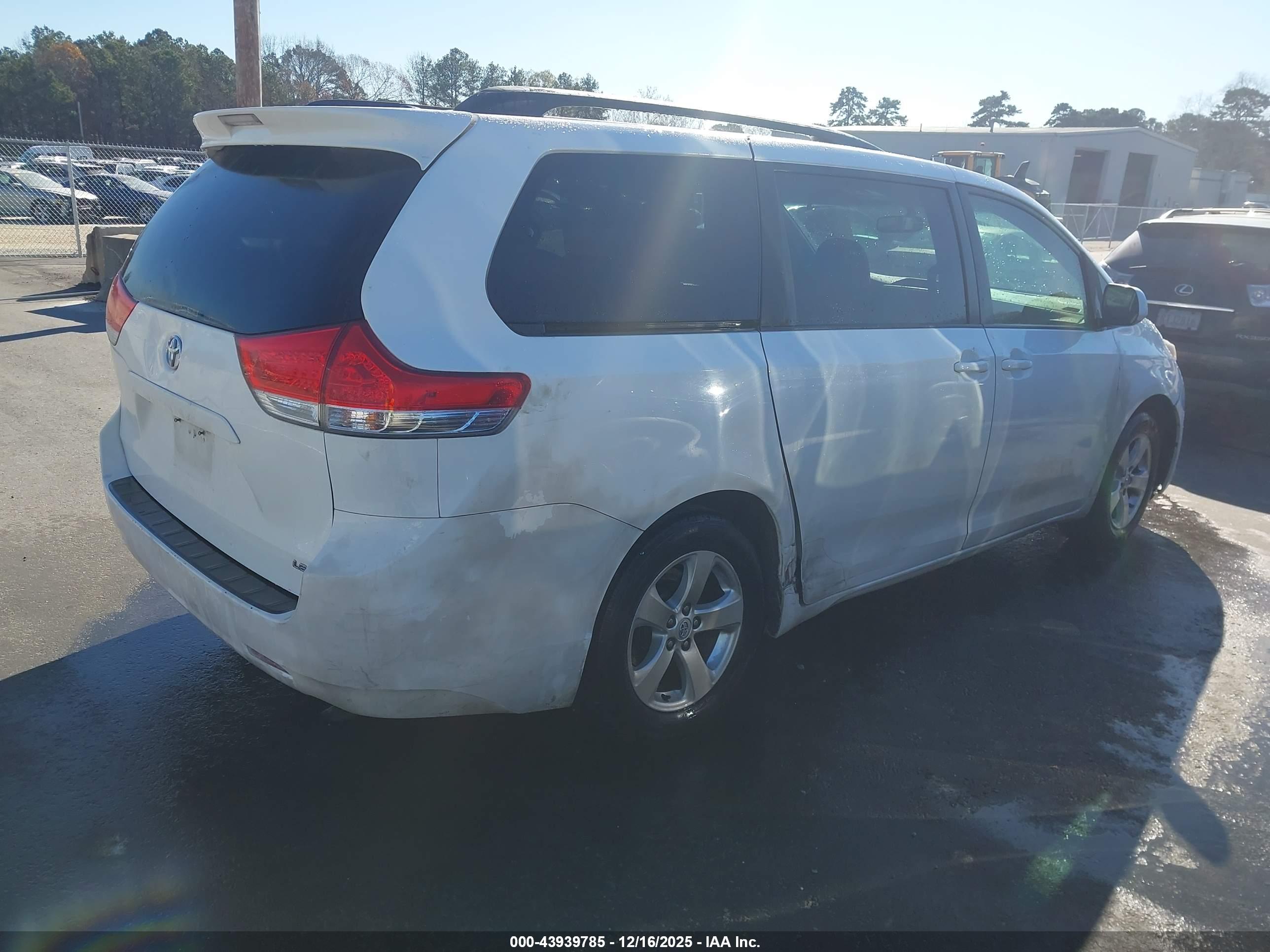 TOYOTA SIENNA image 4