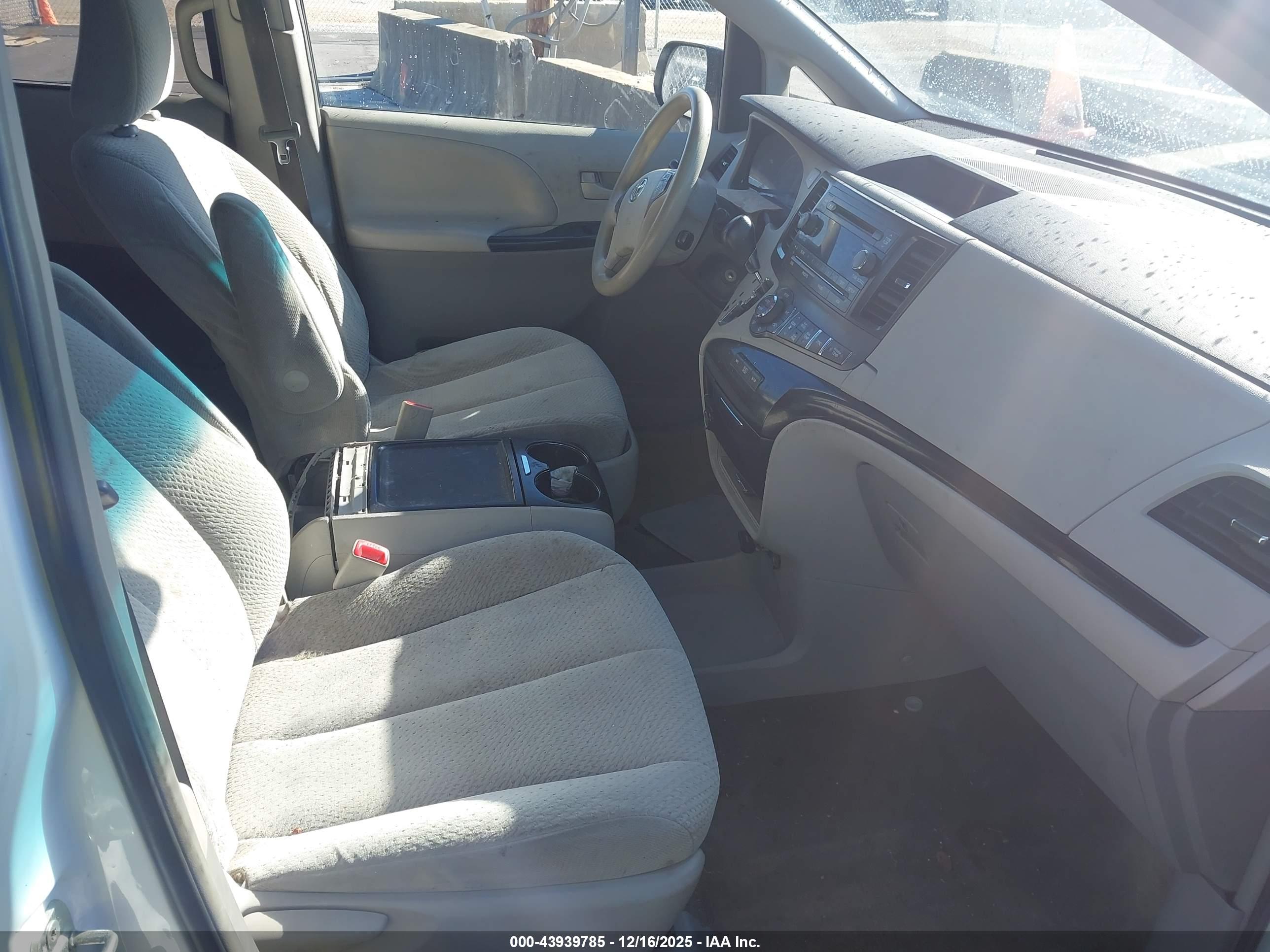 TOYOTA SIENNA image 5