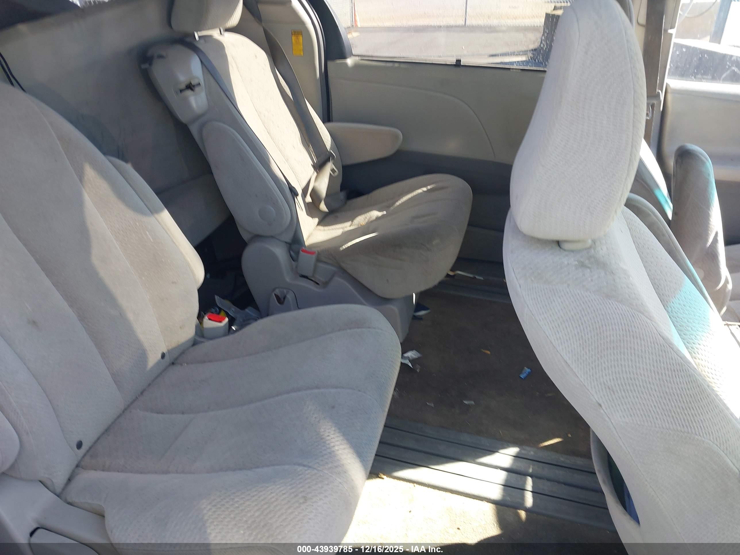 TOYOTA SIENNA image 8