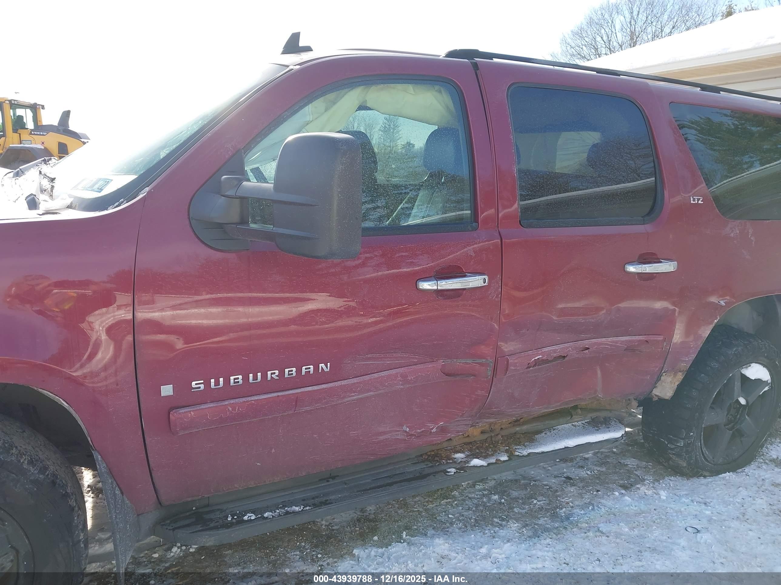 CHEVROLET SUBURBAN image 6