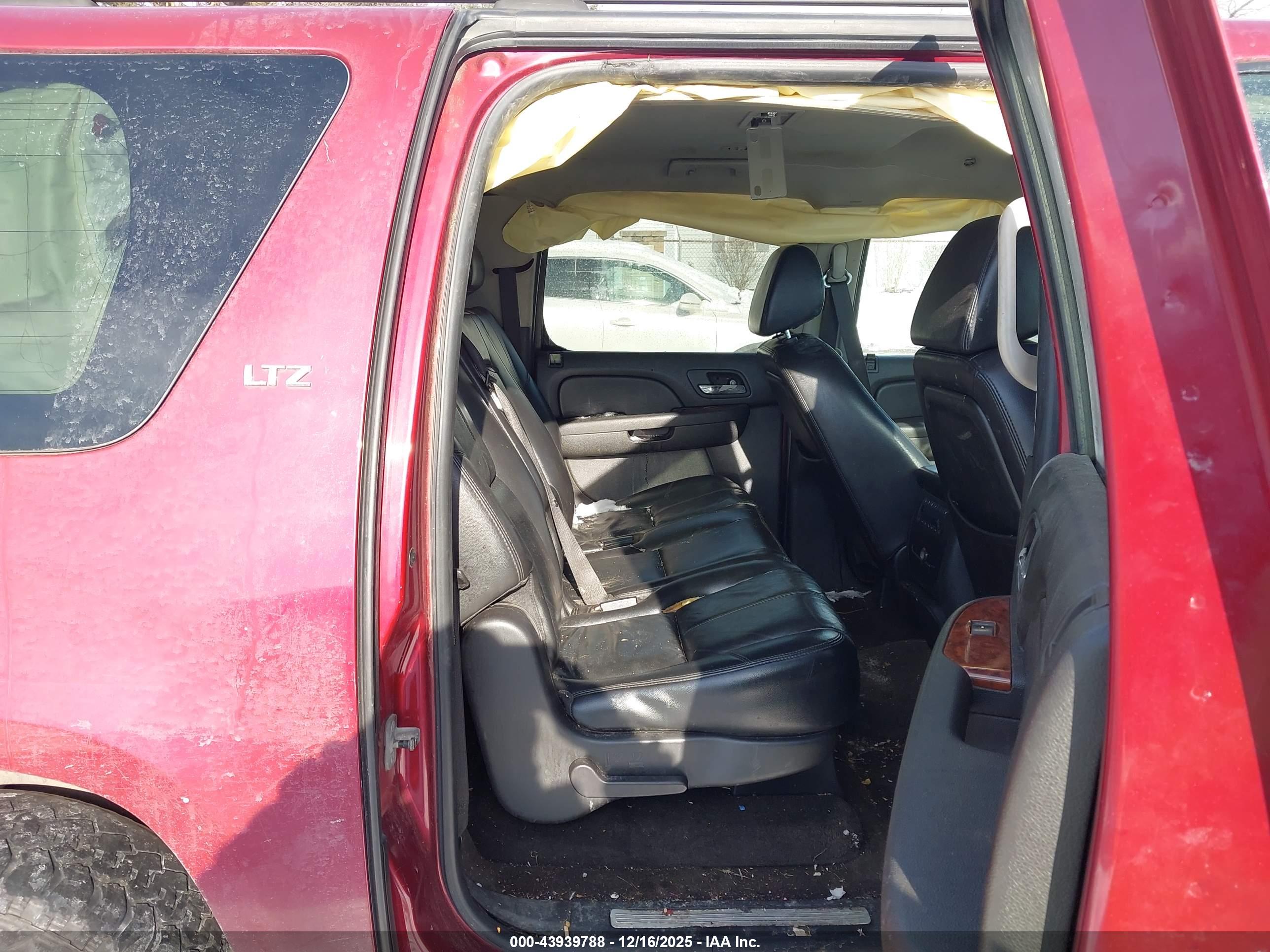 CHEVROLET SUBURBAN image 8