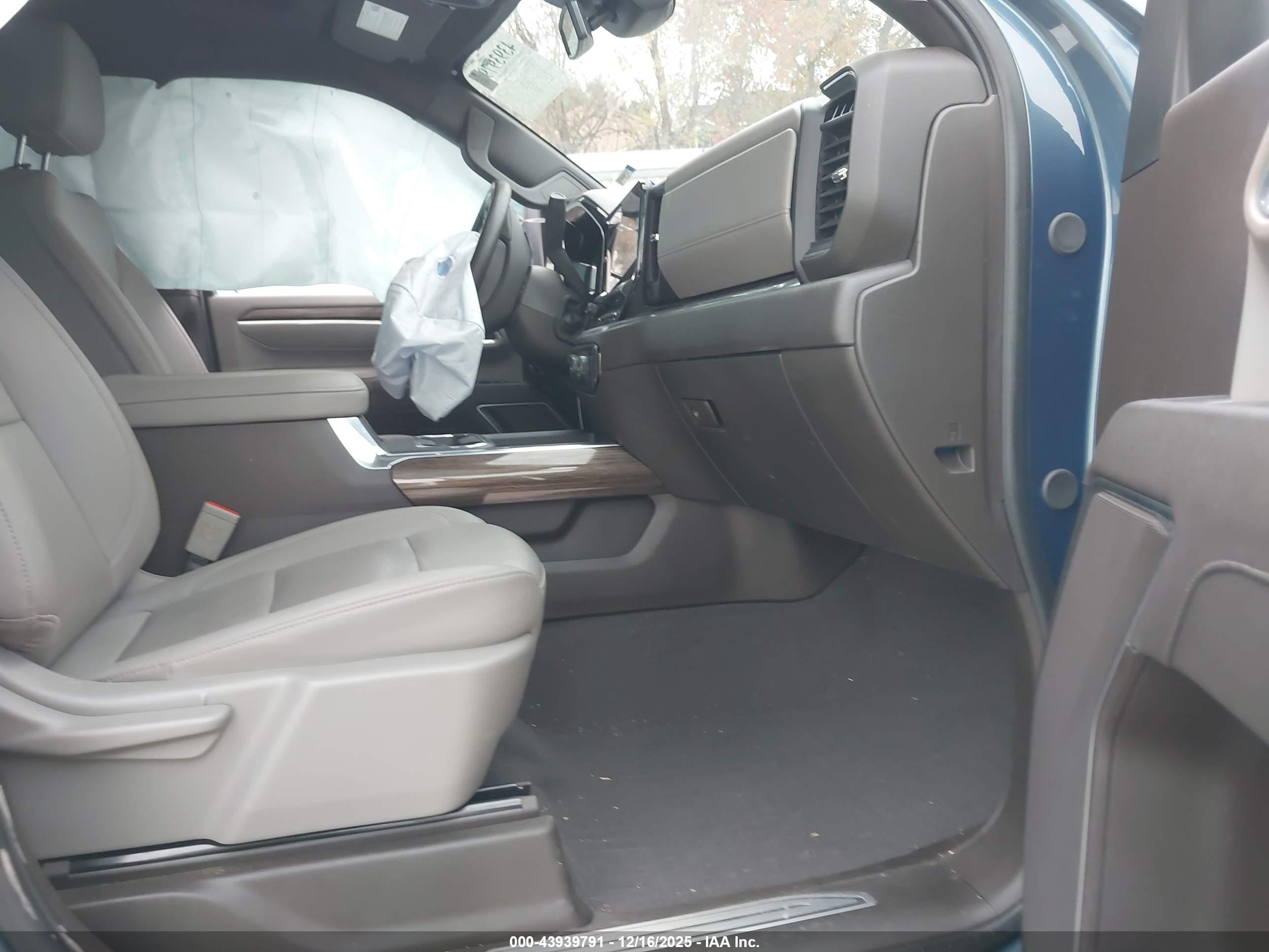 CHEVROLET SILVERADO image 5