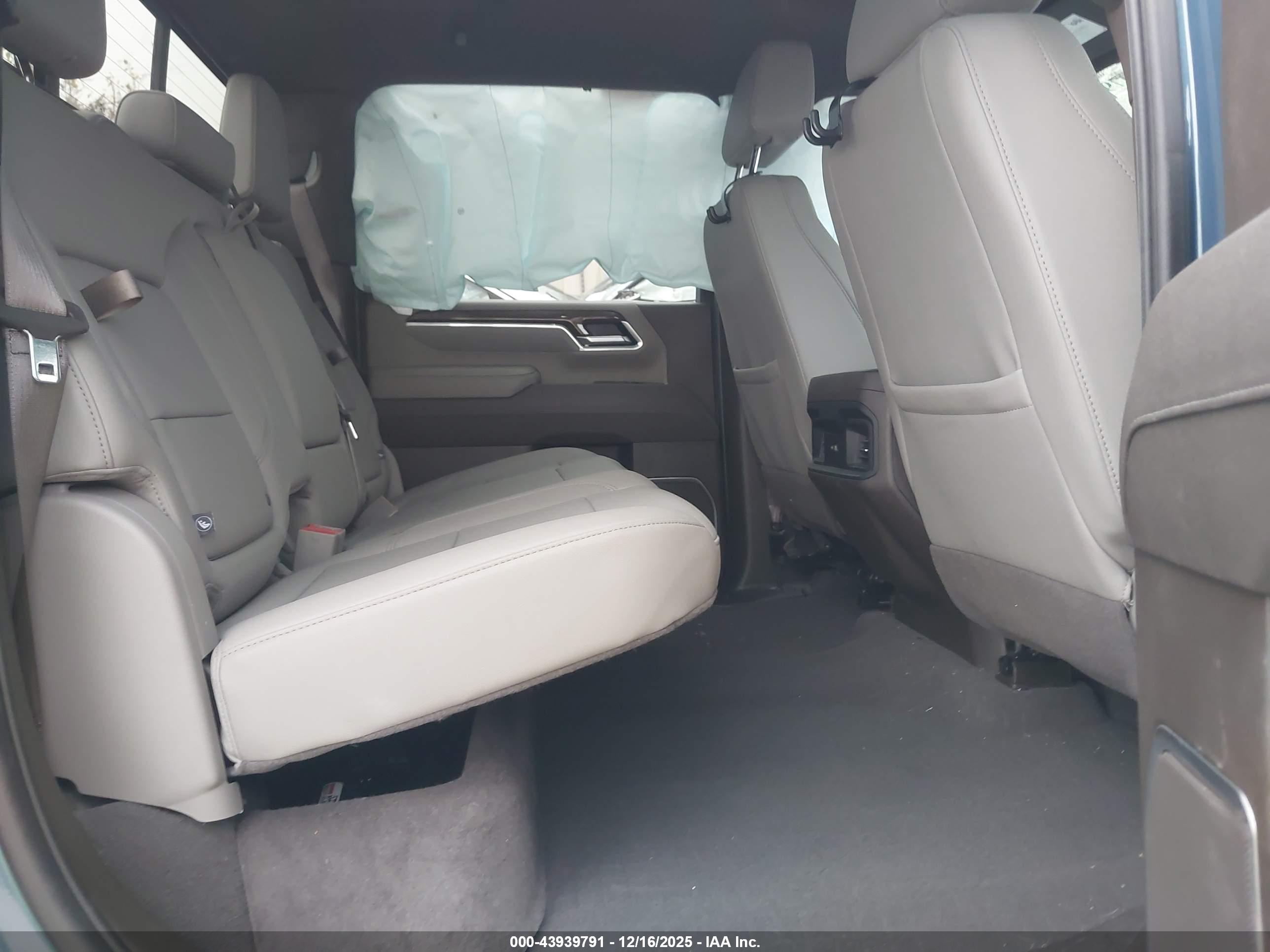 CHEVROLET SILVERADO image 8