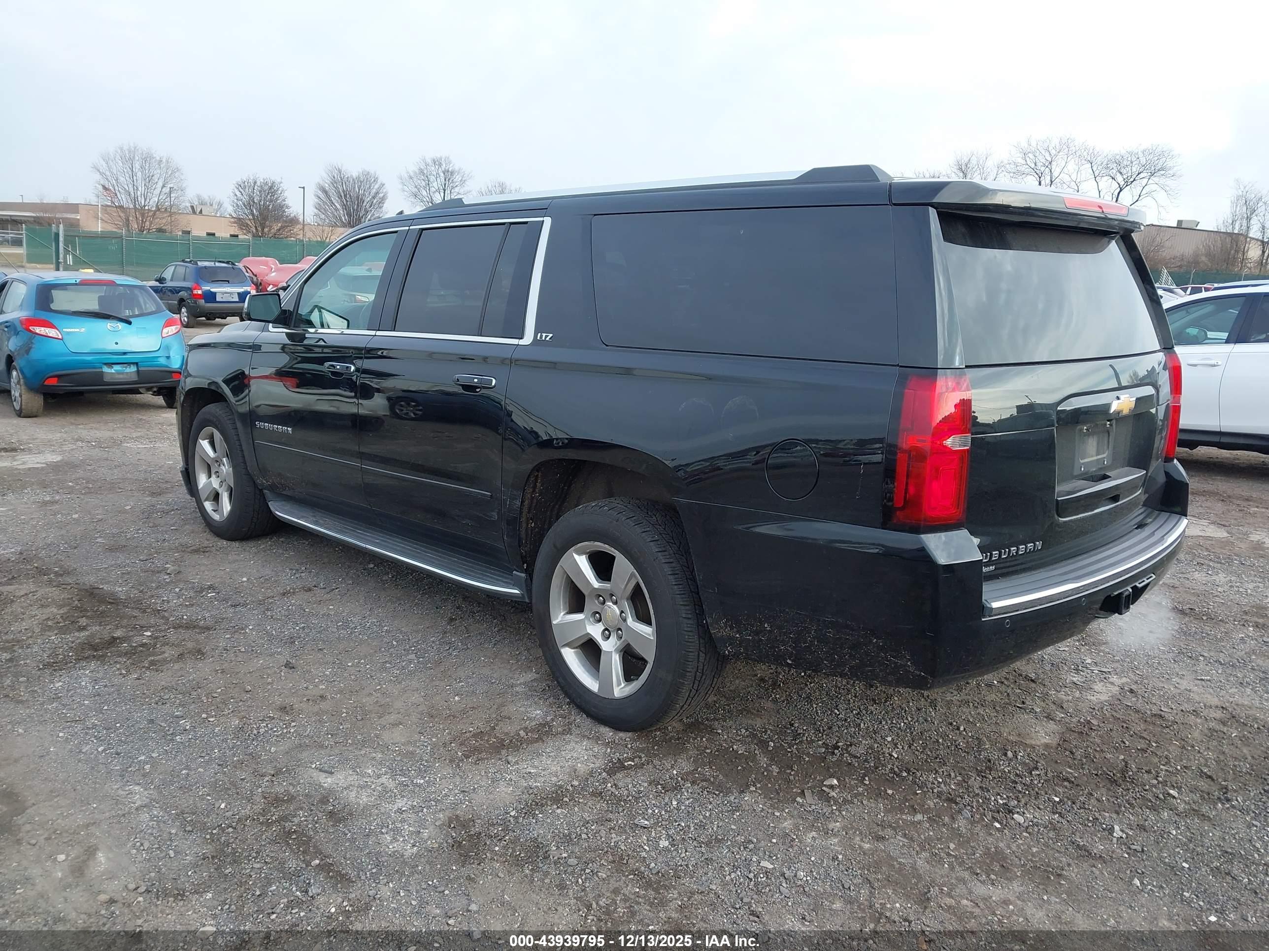 CHEVROLET SUBURBAN image 3