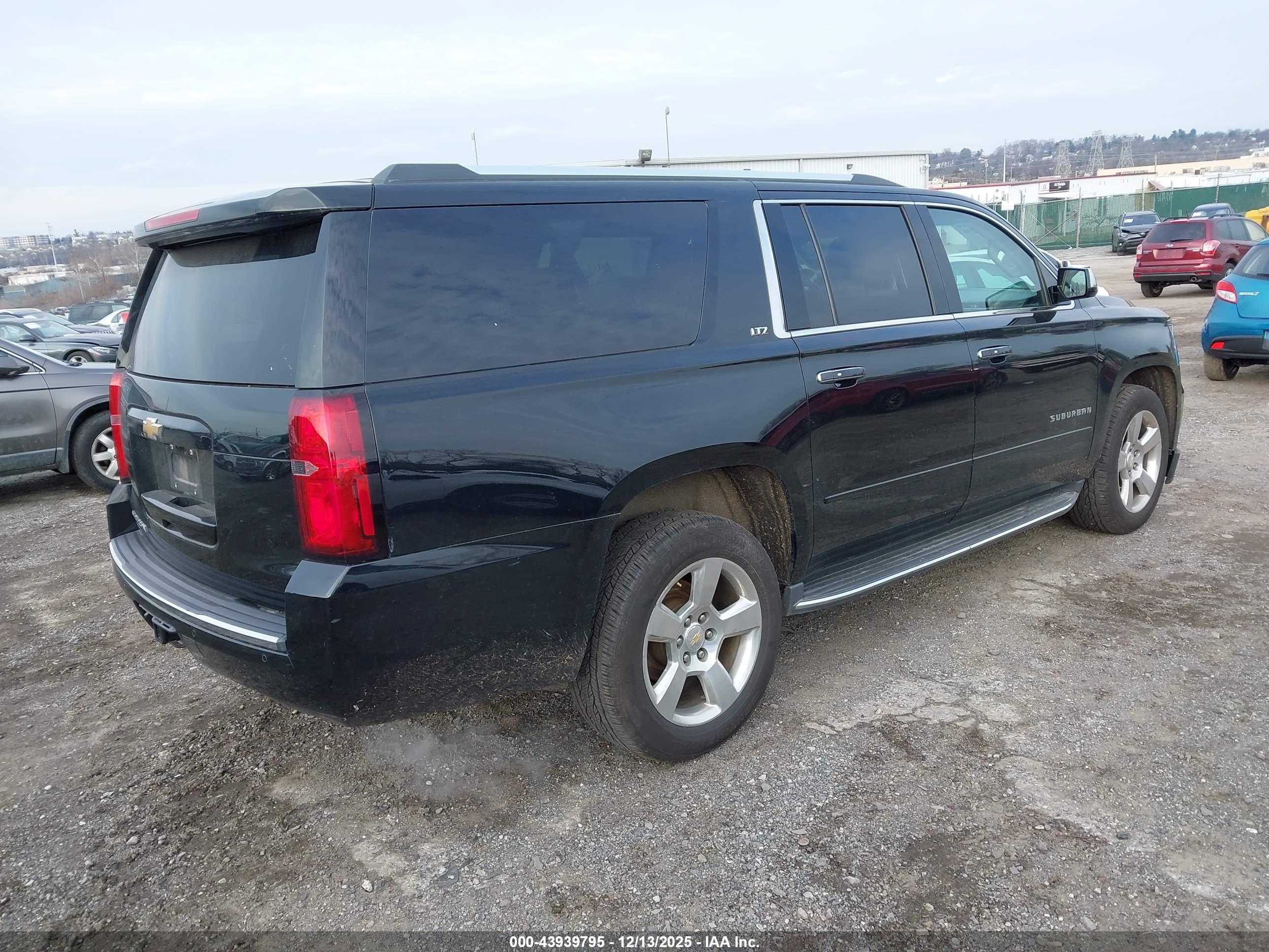 CHEVROLET SUBURBAN image 4