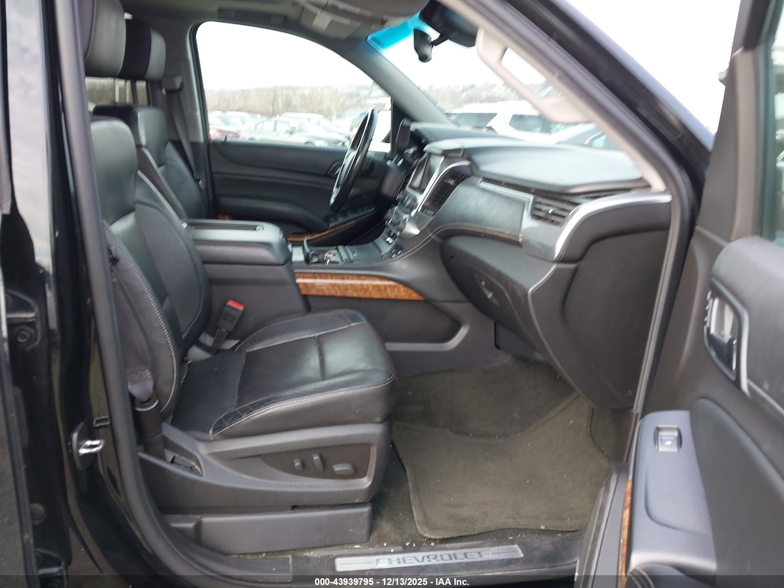 CHEVROLET SUBURBAN image 5