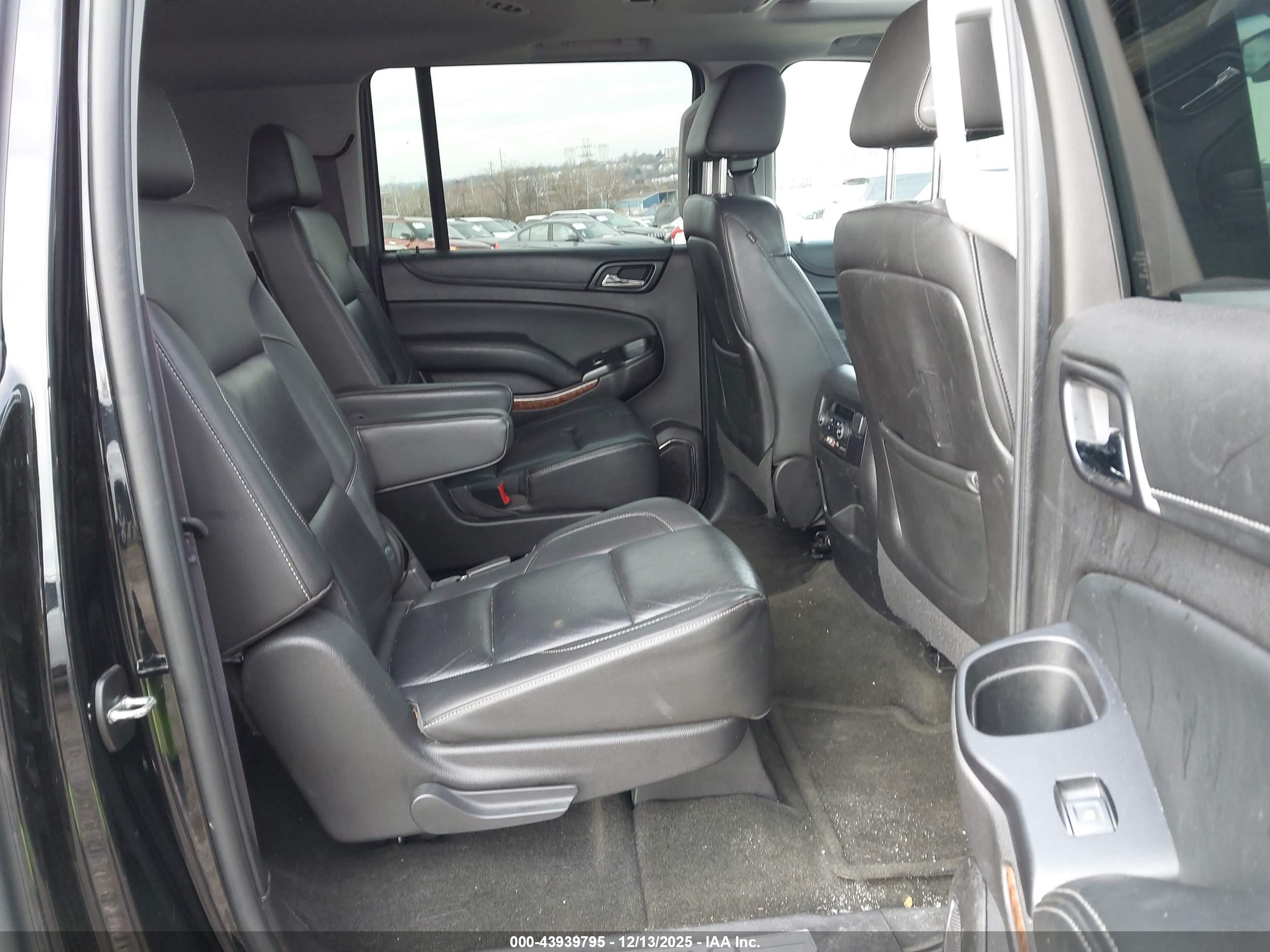 CHEVROLET SUBURBAN image 8