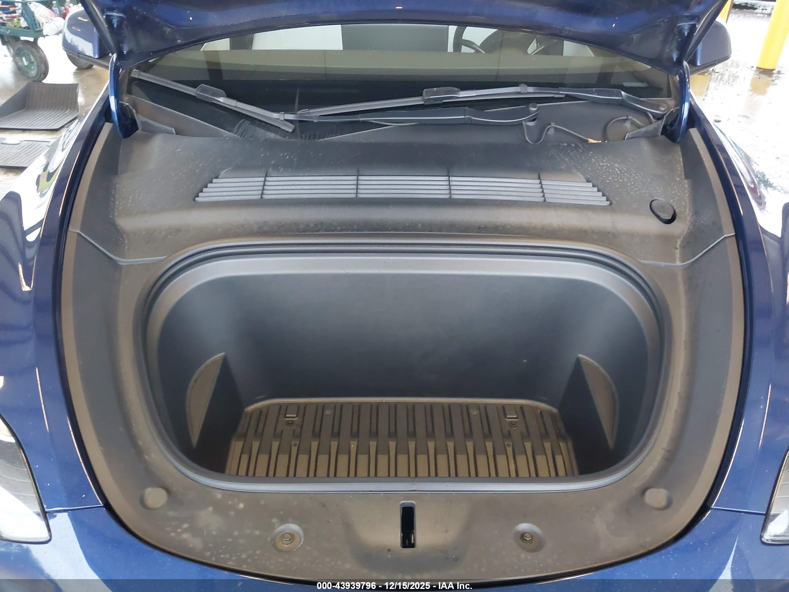 TESLA MODEL image 10