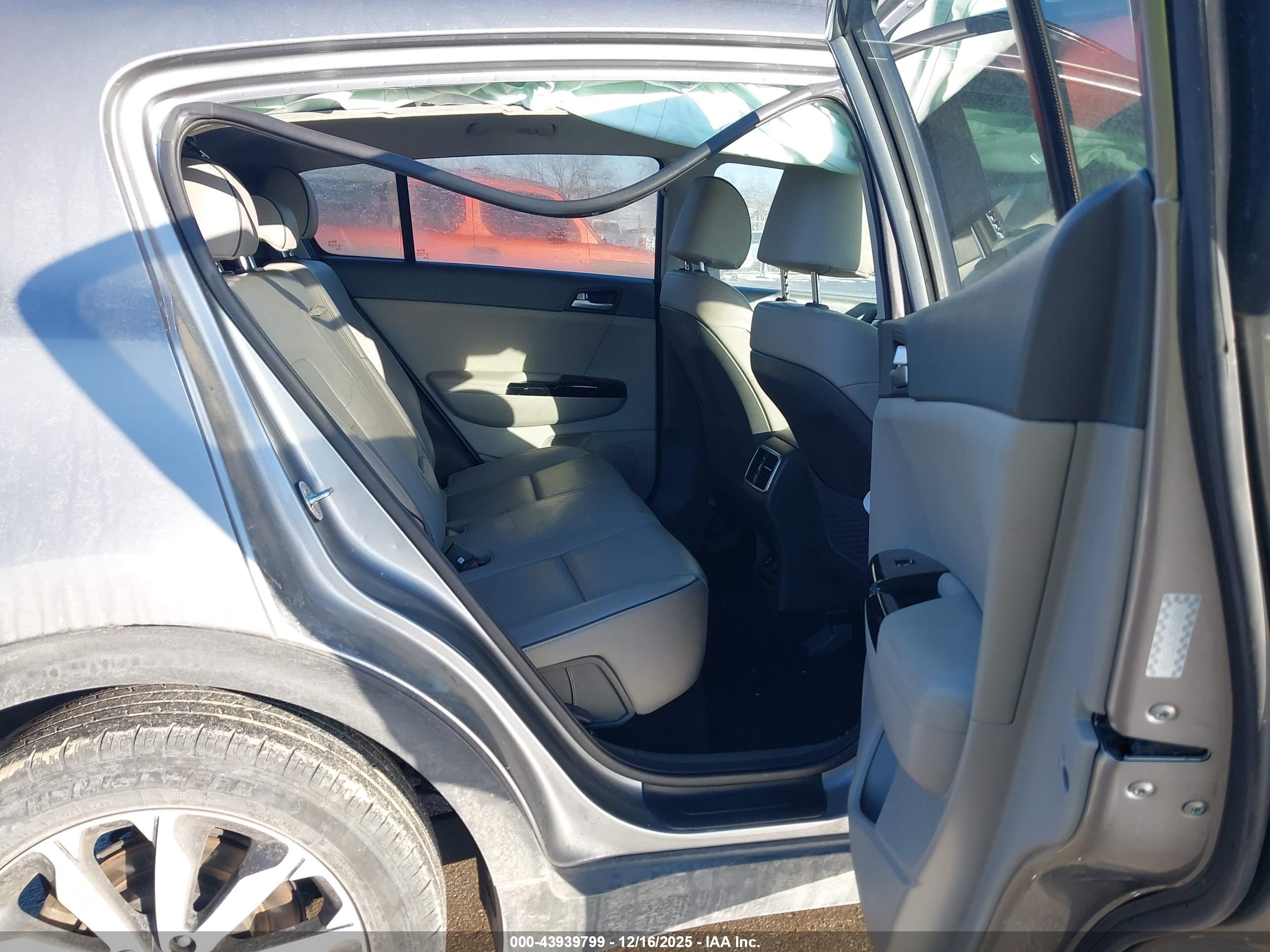 KIA SPORTAGE image 8