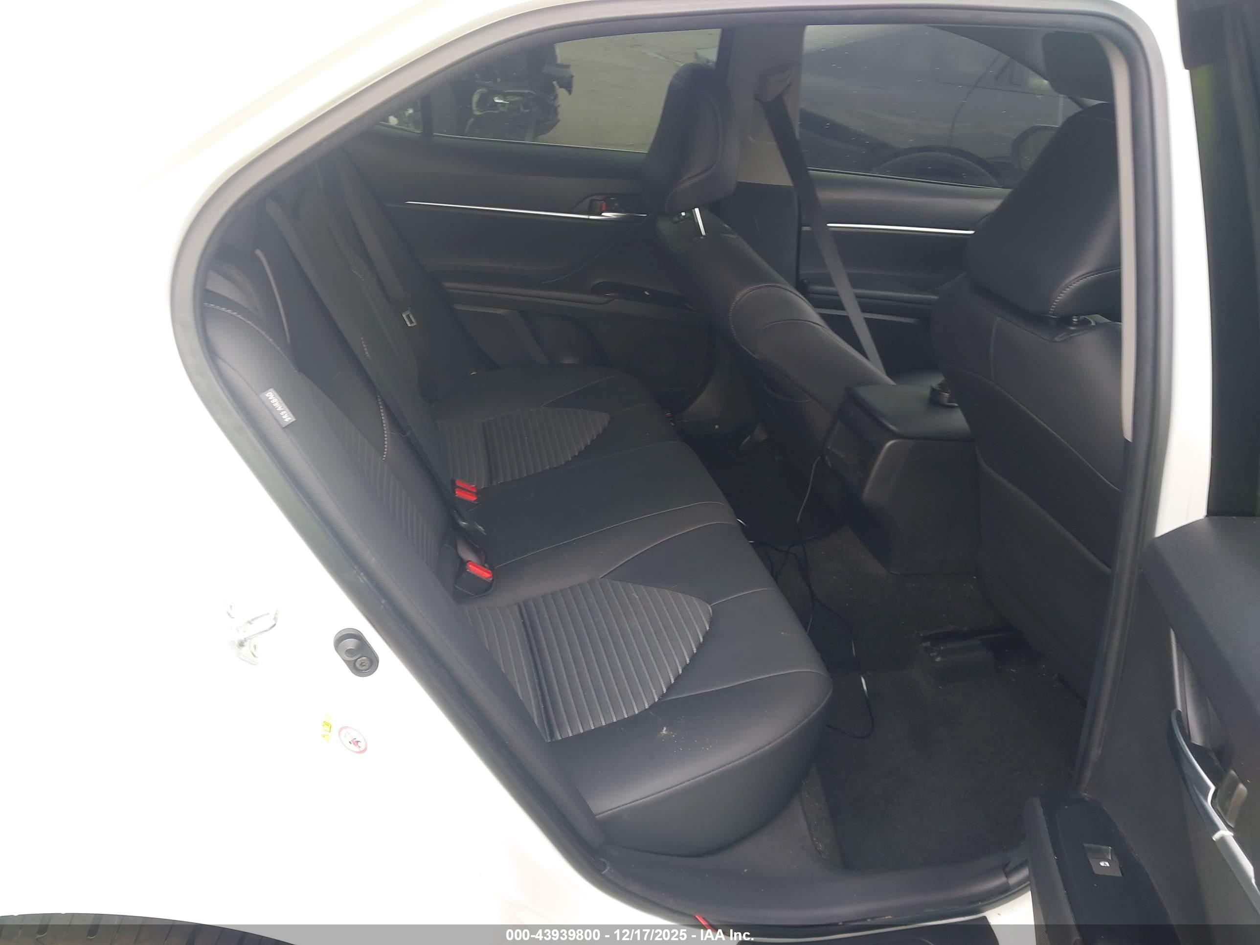 TOYOTA CAMRY image 8