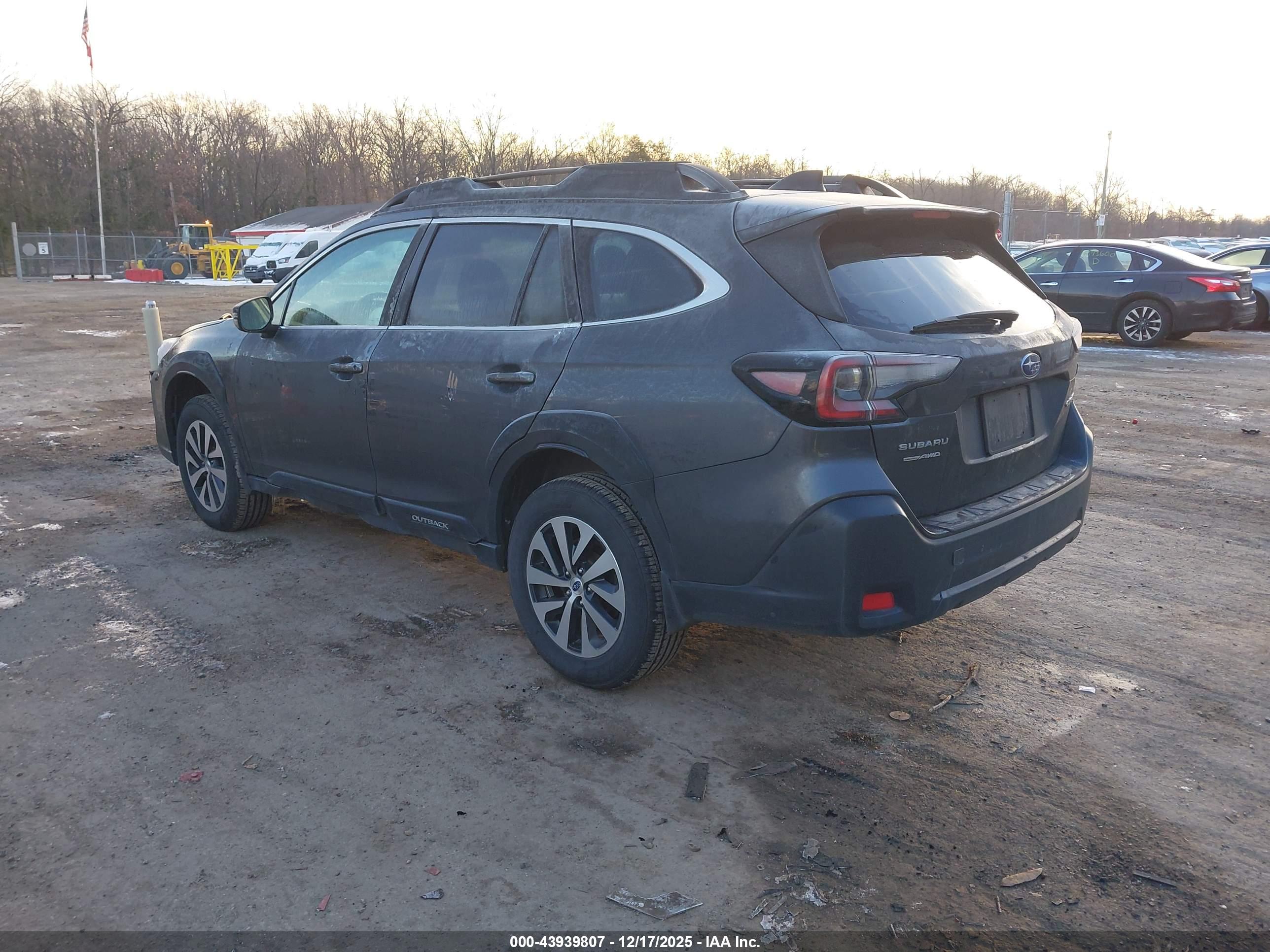 SUBARU OUTBACK image 3