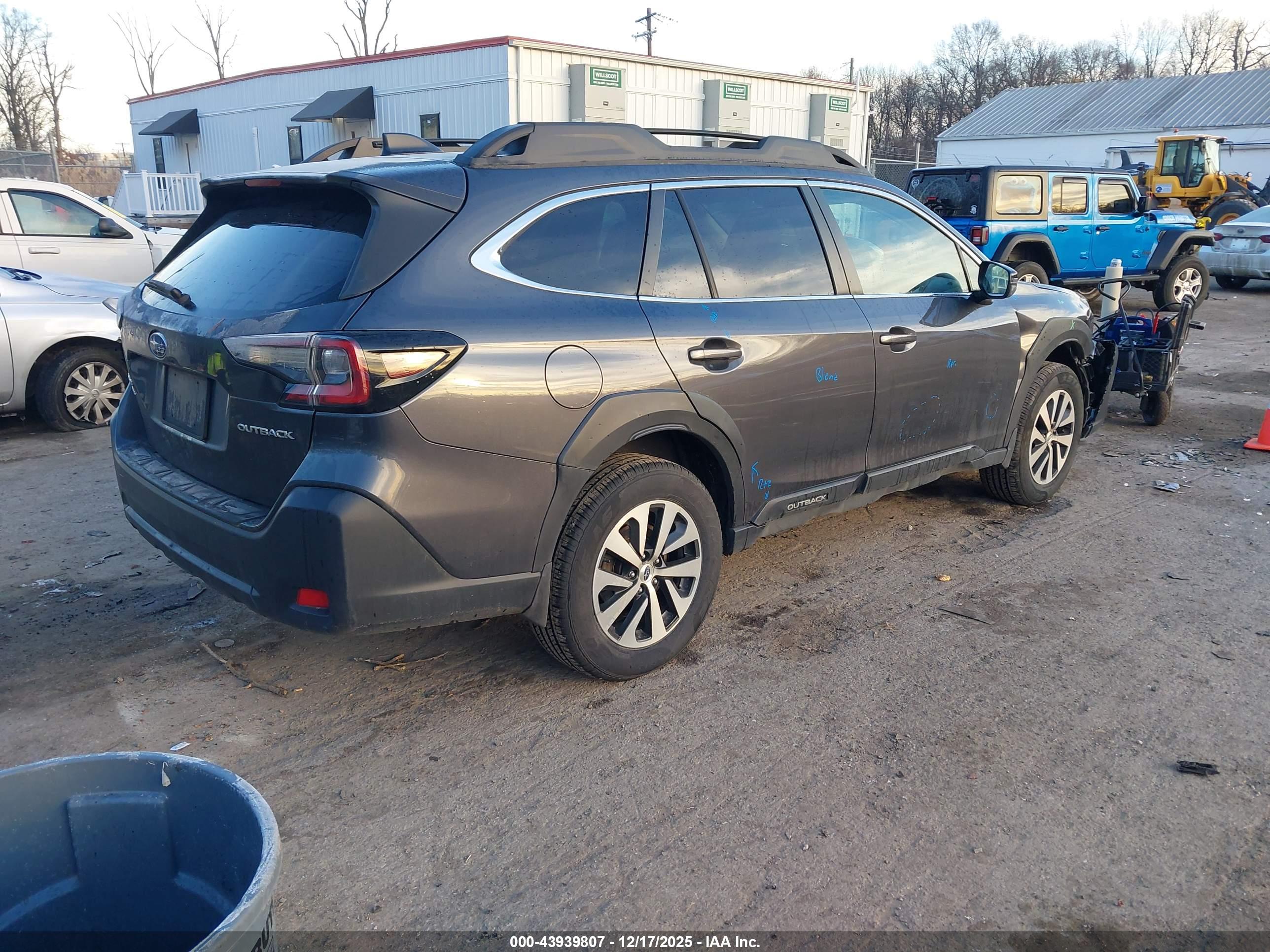 SUBARU OUTBACK image 4