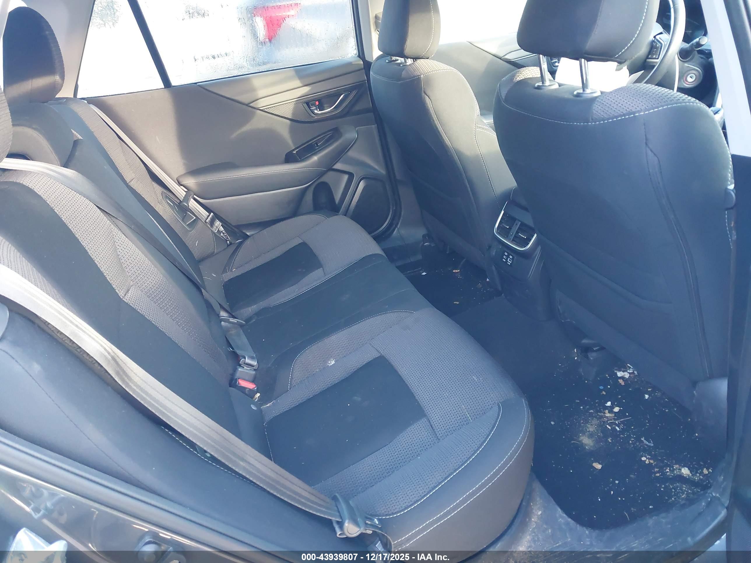 SUBARU OUTBACK image 8