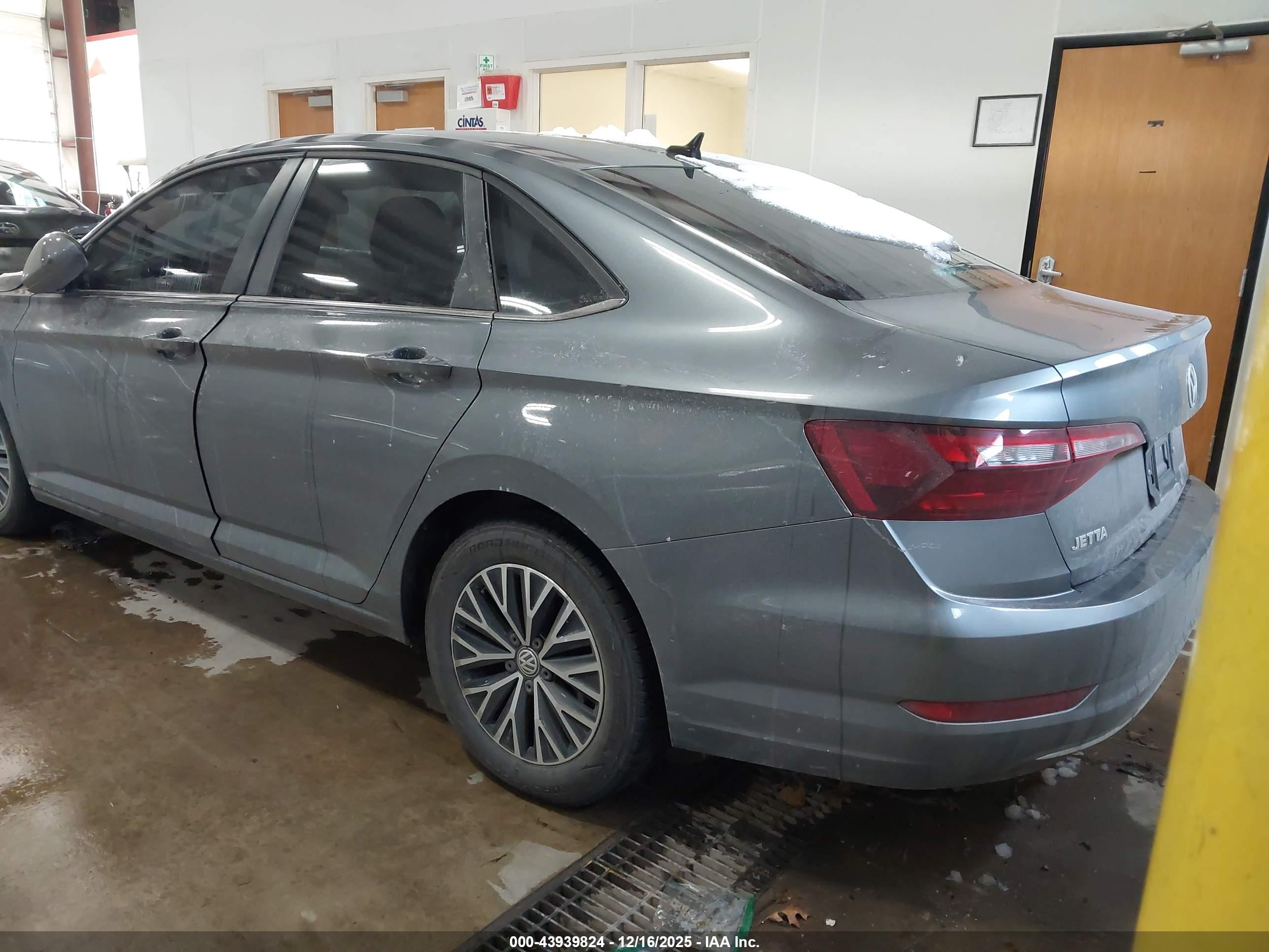 VOLKSWAGEN JETTA image 3